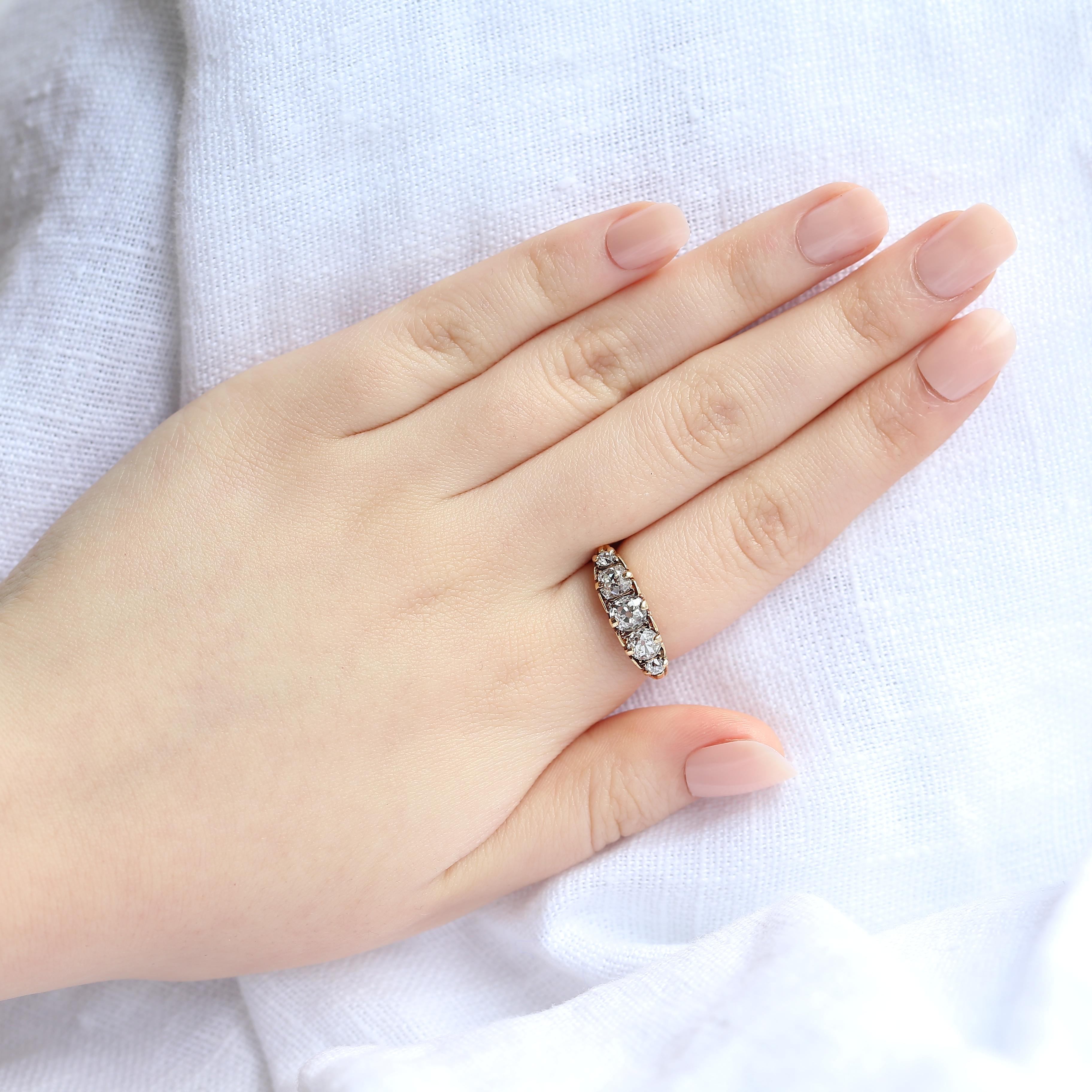 Bague victorienne à cinq pierres Unisexe en vente
