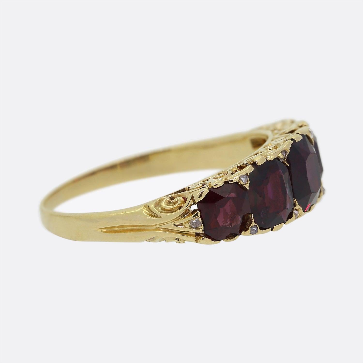 Viktorianischer Ring mit fünf Steinen Granat und Diamant (Kissenschliff) im Angebot