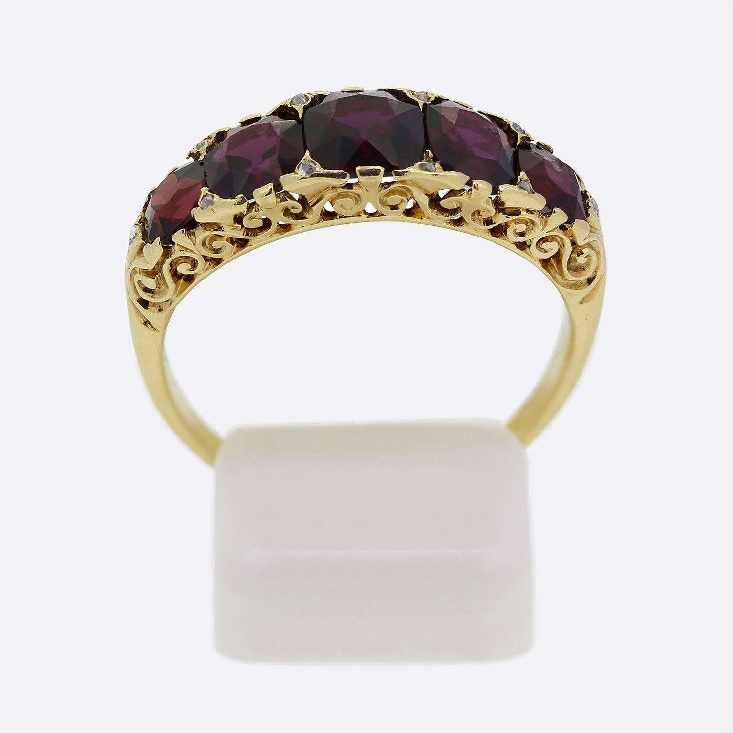 Viktorianischer Ring mit fünf Steinen Granat und Diamant Damen im Angebot