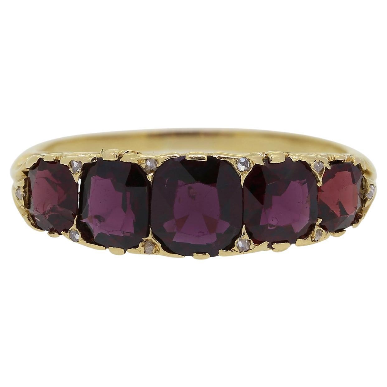 Viktorianischer Ring mit fünf Steinen Granat und Diamant im Angebot