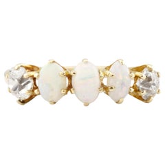 Anillo victoriano de cinco piedras con diamantes talla mina y ópalo en oro amarillo de 14 quilates
