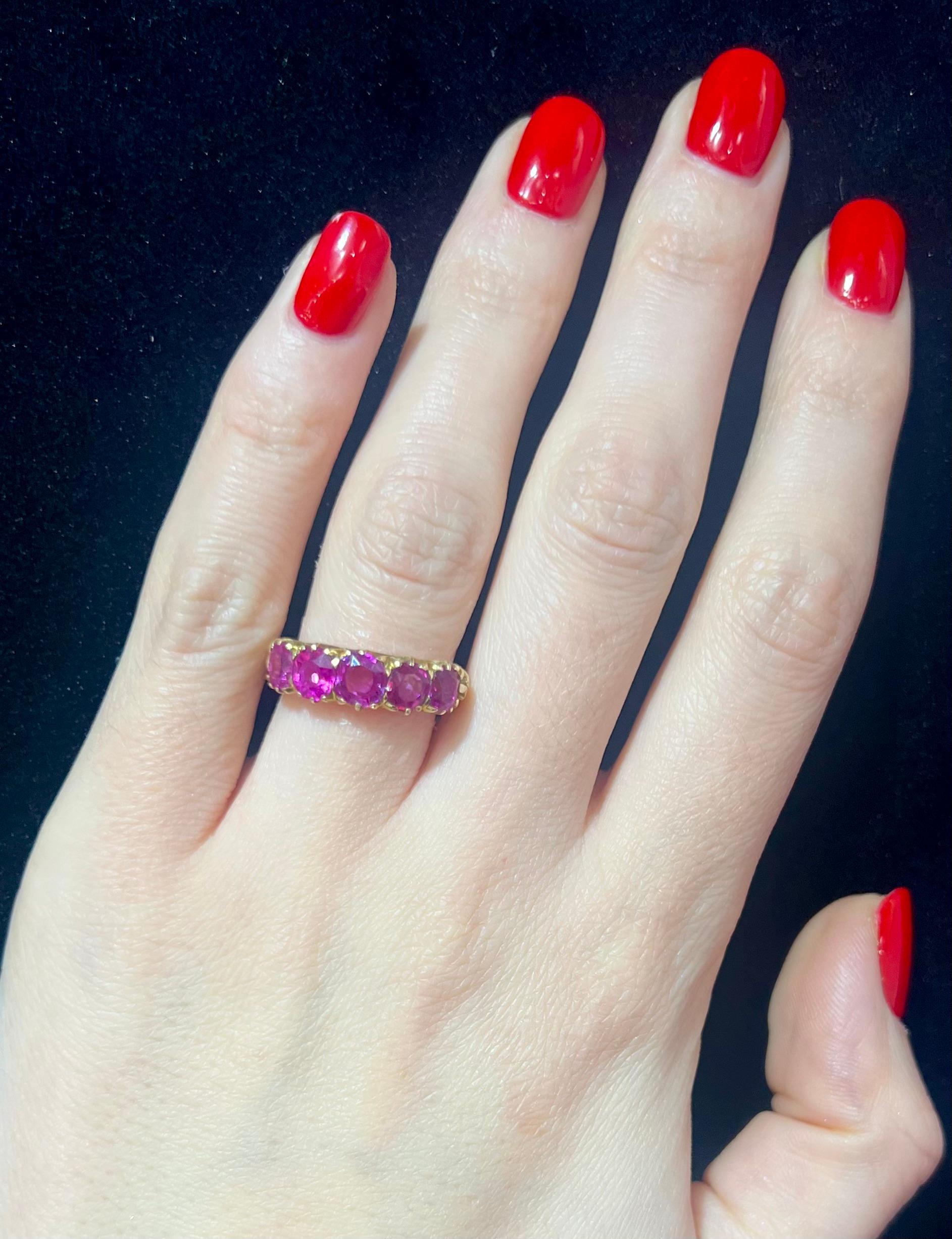 Bague victorienne à cinq pierres en or jaune 18ct, rubis naturel de Birmanie en vente 2