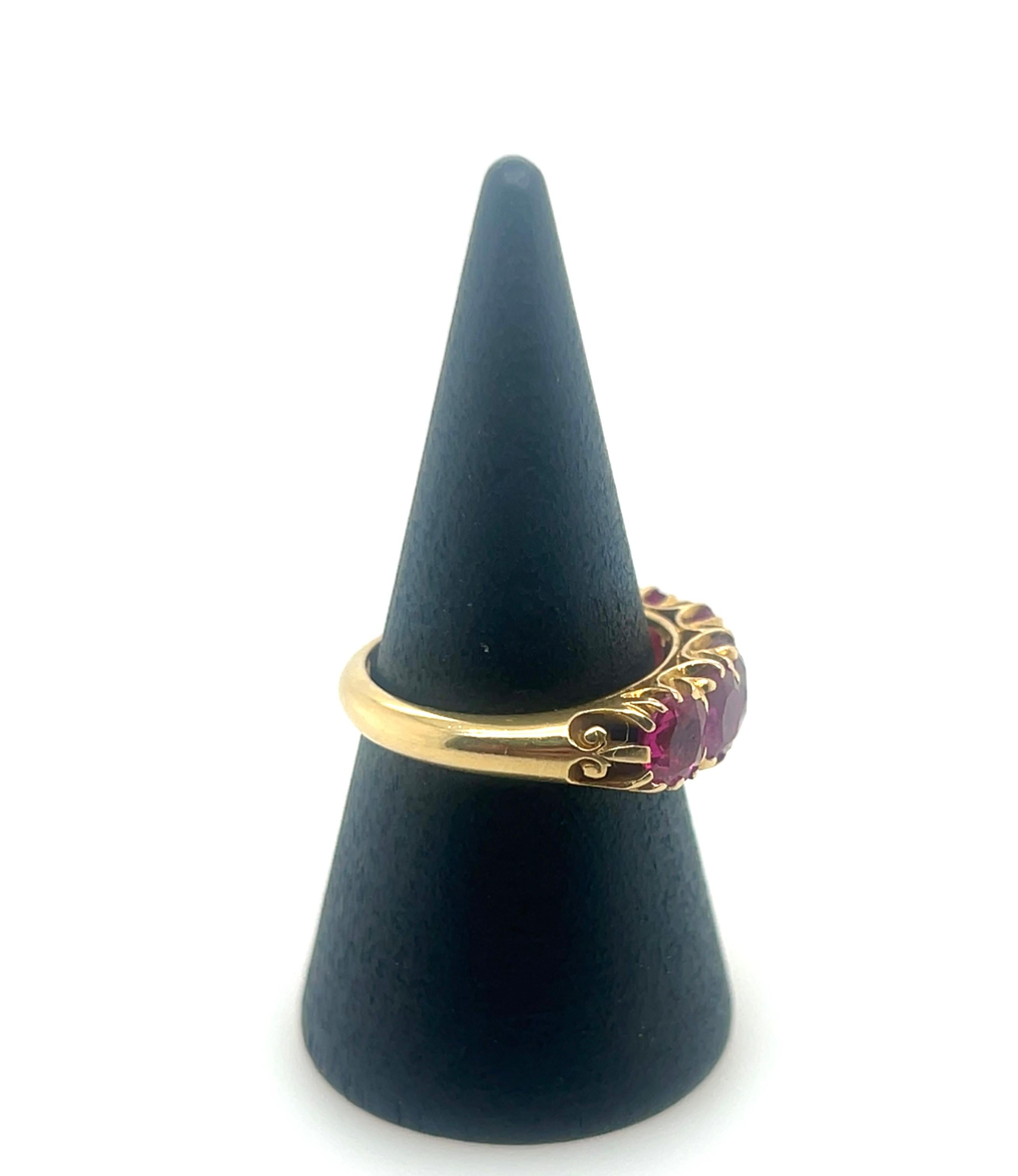 Bague victorienne à cinq pierres en or jaune 18ct, rubis naturel de Birmanie en vente 4