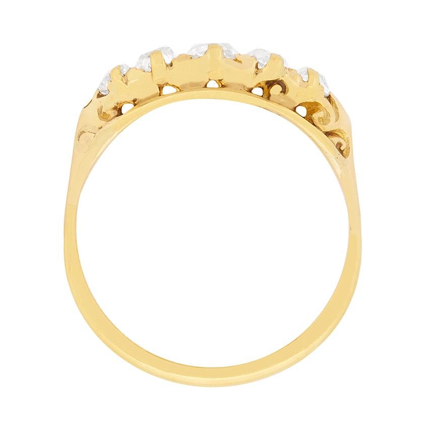 Dieser Ring stammt aus der Zeit um 1900 und ist im klassischen viktorianischen Stil gehalten. Die Diamanten mit altem Schliff sind in ihrer Größe abgestuft: 0,30 Karat in der Mitte, 0,20 Karat an den Seiten und 0,15 Karat an den Enden. Die Diamanten