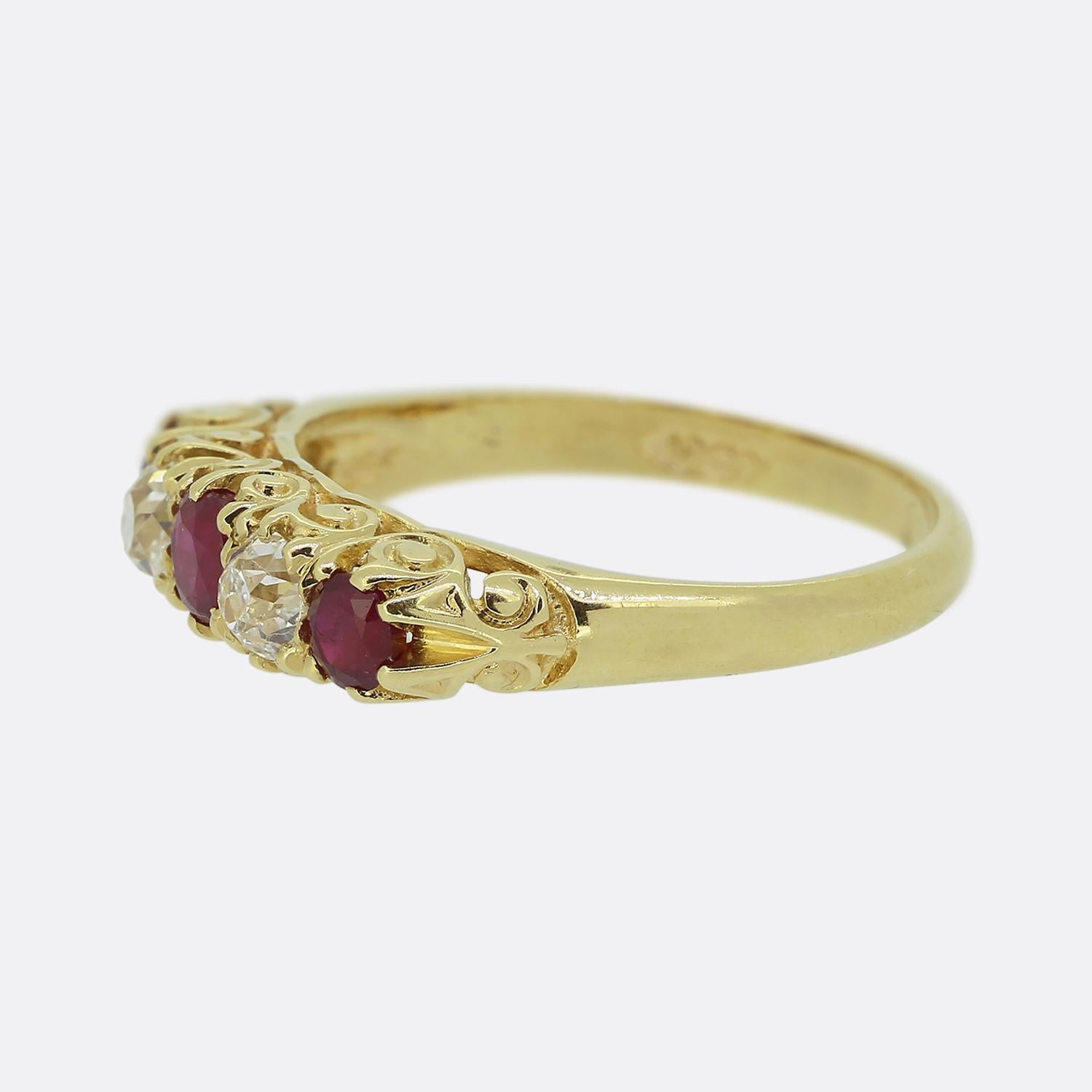 Hier haben wir einen Fünf-Stein-Ring im klassischen Stil aus der viktorianischen Zeit. Dieses antike Stück wurde aus reichhaltigem 18-karätigem Gelbgold gefertigt und zeigt ein Trio aus runden, facettierten, roten Rubinen in einer einzigen Linie