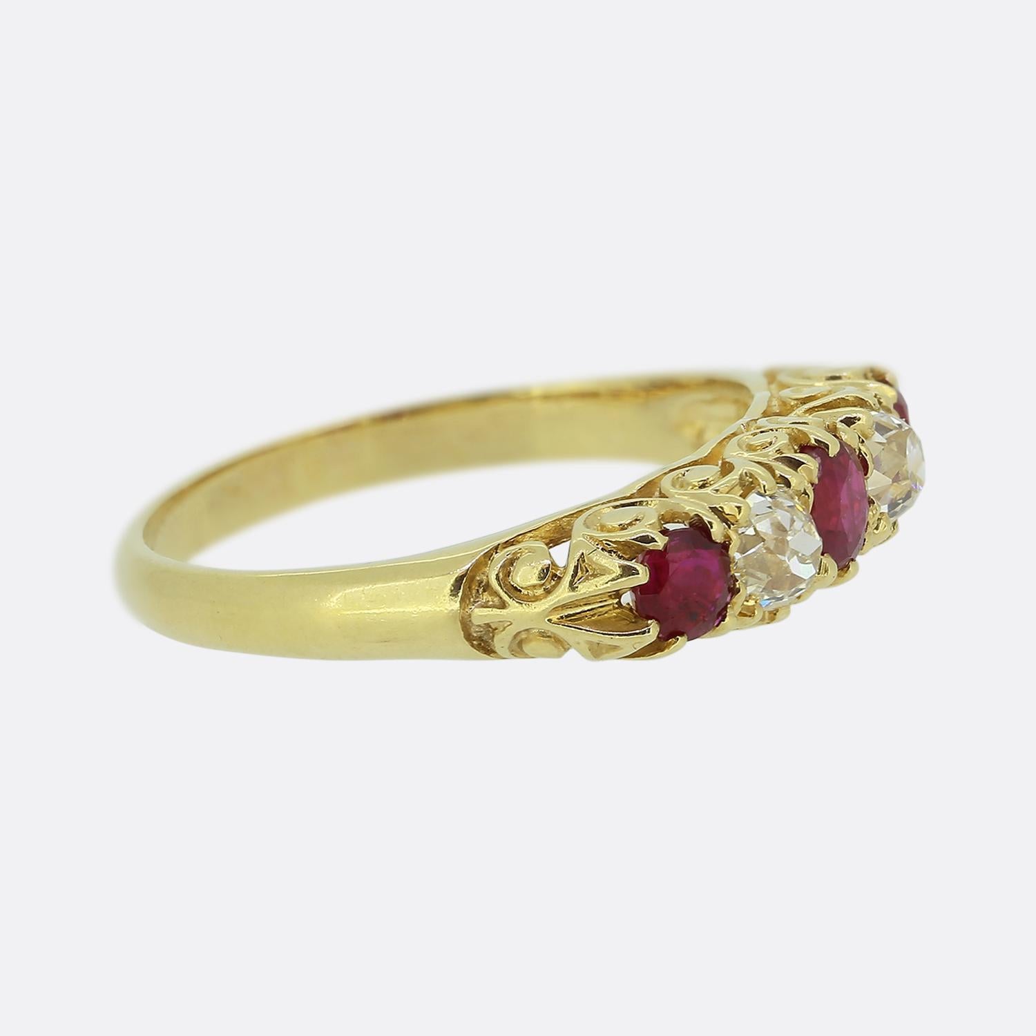 Viktorianischer Fünf-Steine-Ring mit Rubin und Diamant (Rundschliff) im Angebot