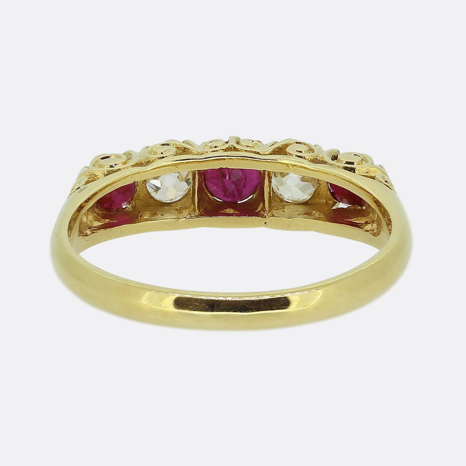 Taille ronde Bague victorienne à cinq pierres rubis et diamants en vente