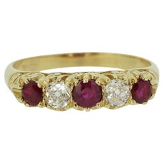Viktorianischer Fünf-Steine-Ring mit Rubin und Diamant