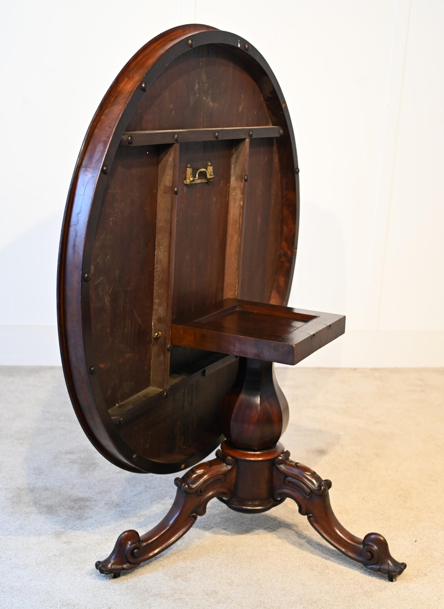 Late 19th Century Victorian Flame Mahogany Centre Table Dining 1880 For Sale