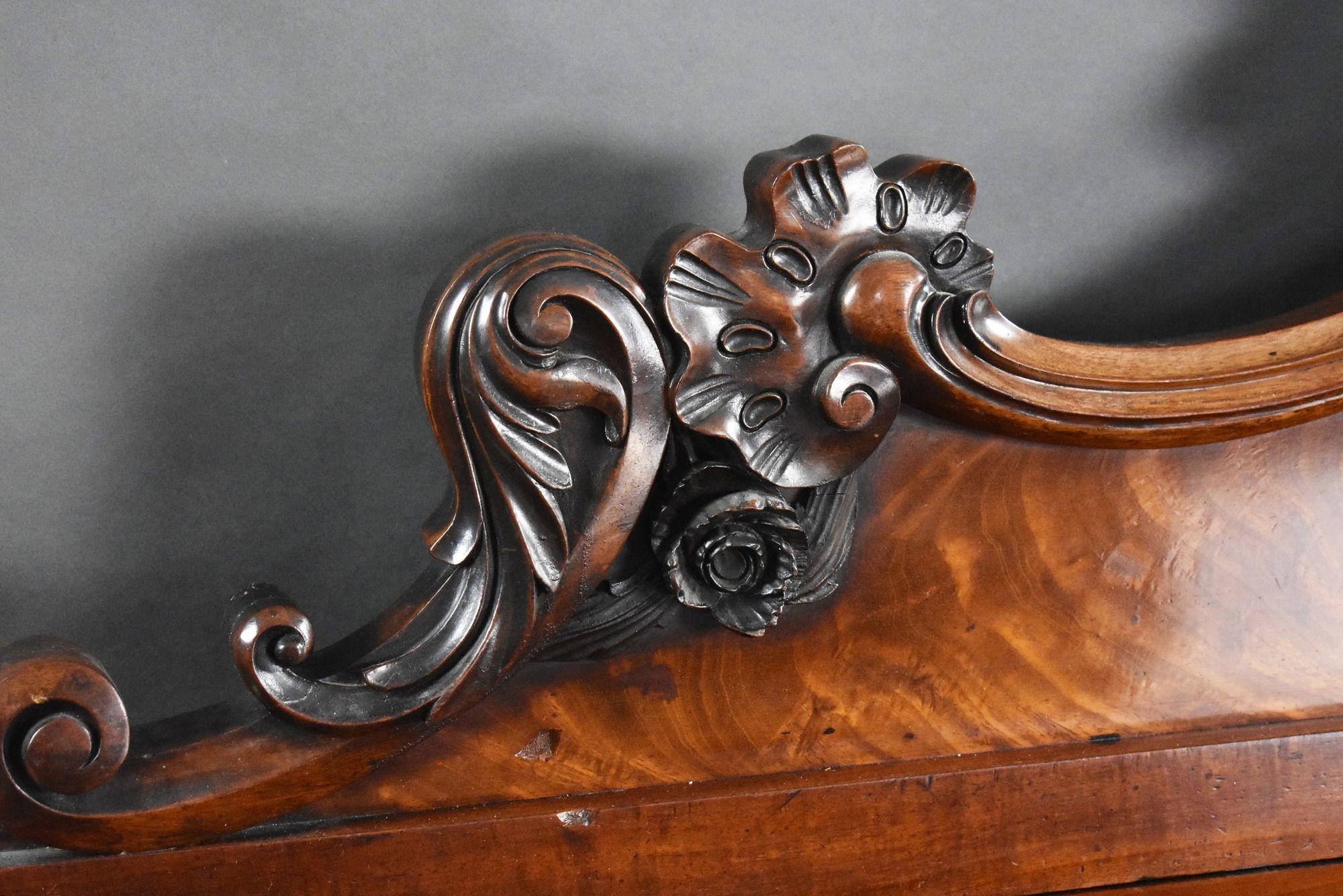 Credenza vittoriana in mogano a fiamma in vendita 3