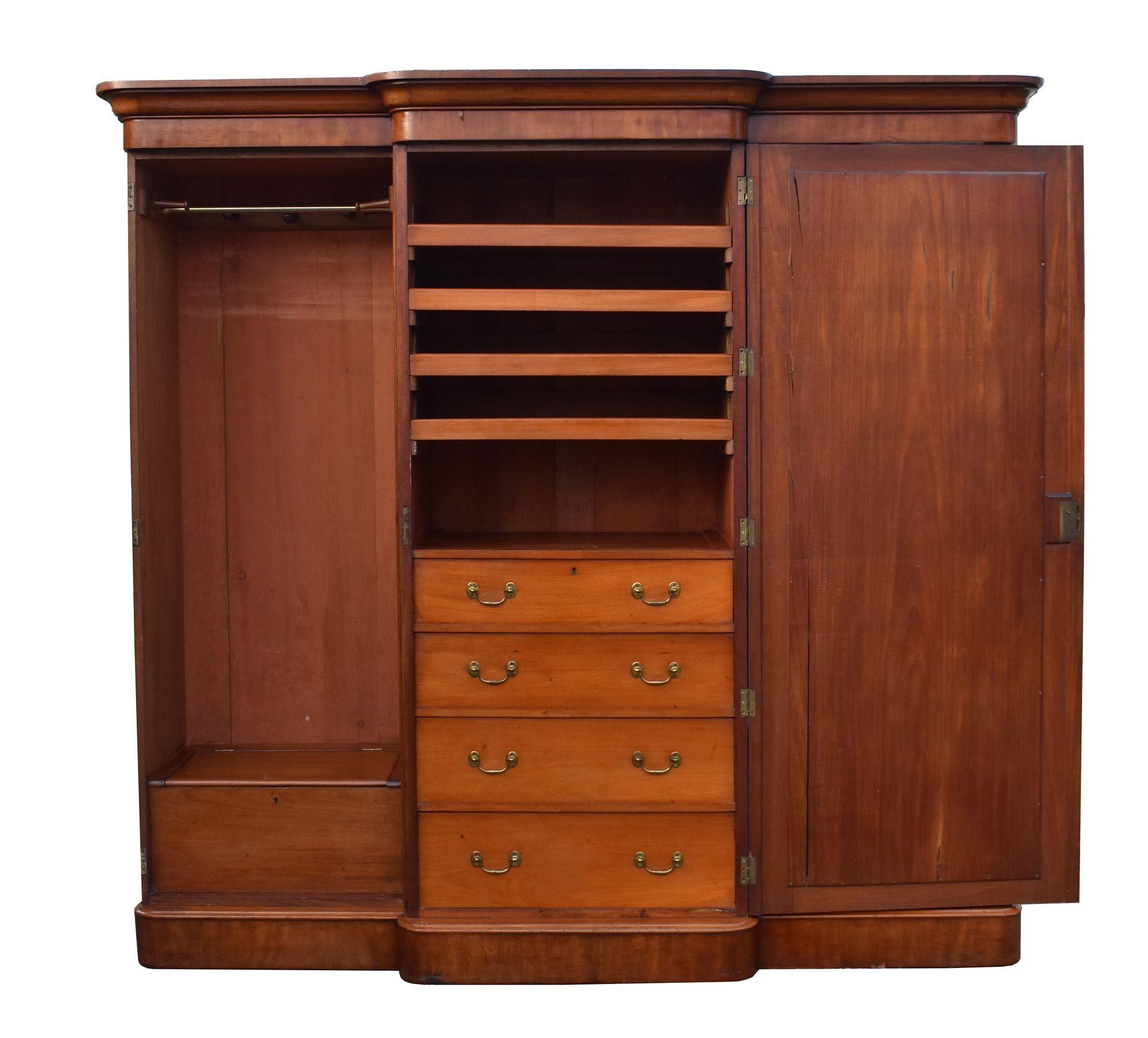 Victorian Flame Mahogany Triple Wardrobe In Good Condition In Chelmsford, Essex