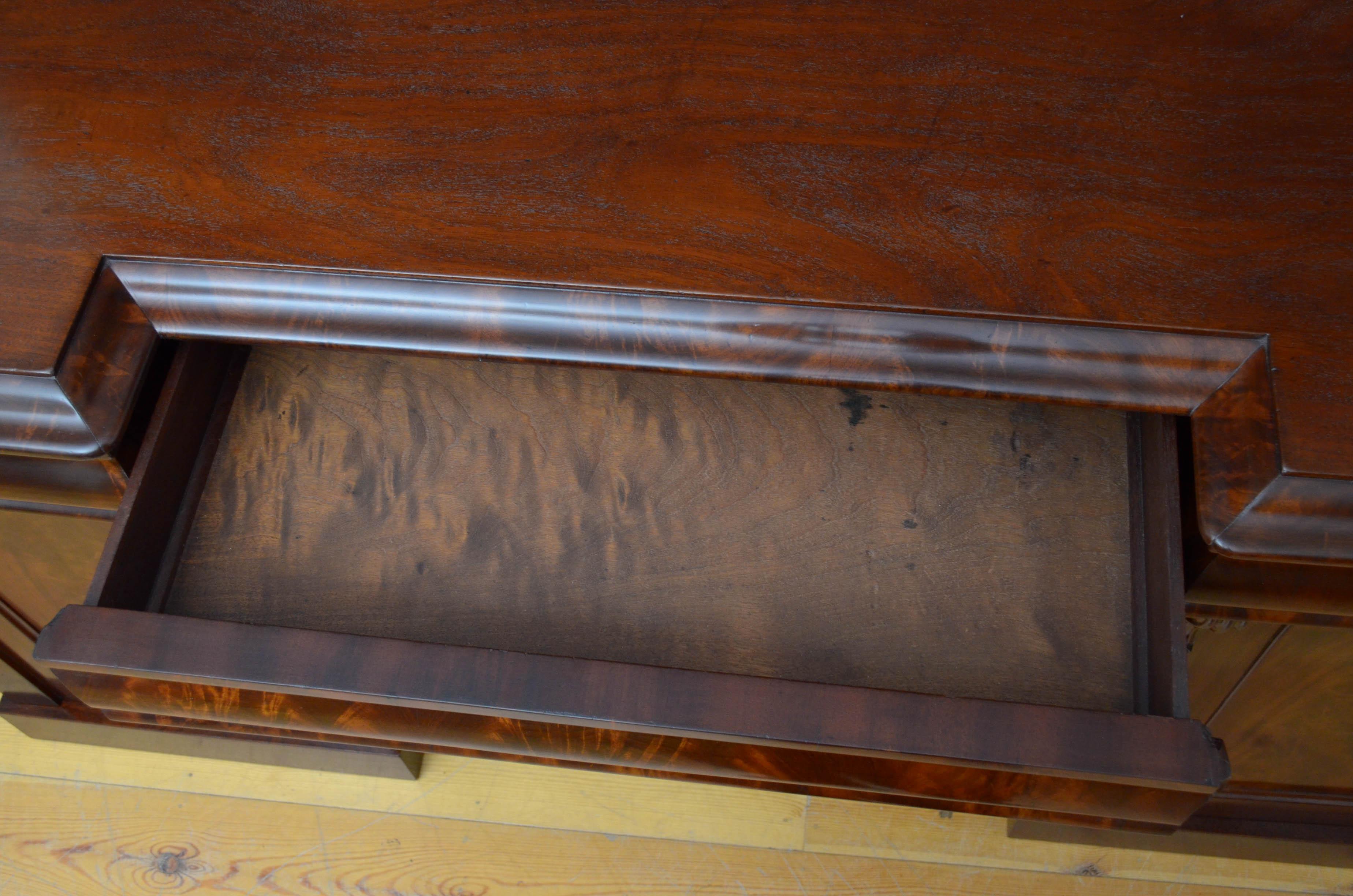 Victorian Flamed Mahogany 4-Door Sideboard In Good Condition In Whaley Bridge, GB
