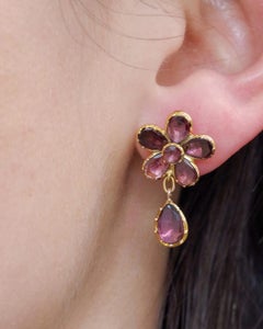 Victorian flat garnet earrings in 9 karat gold, Flower, Flat Garnets