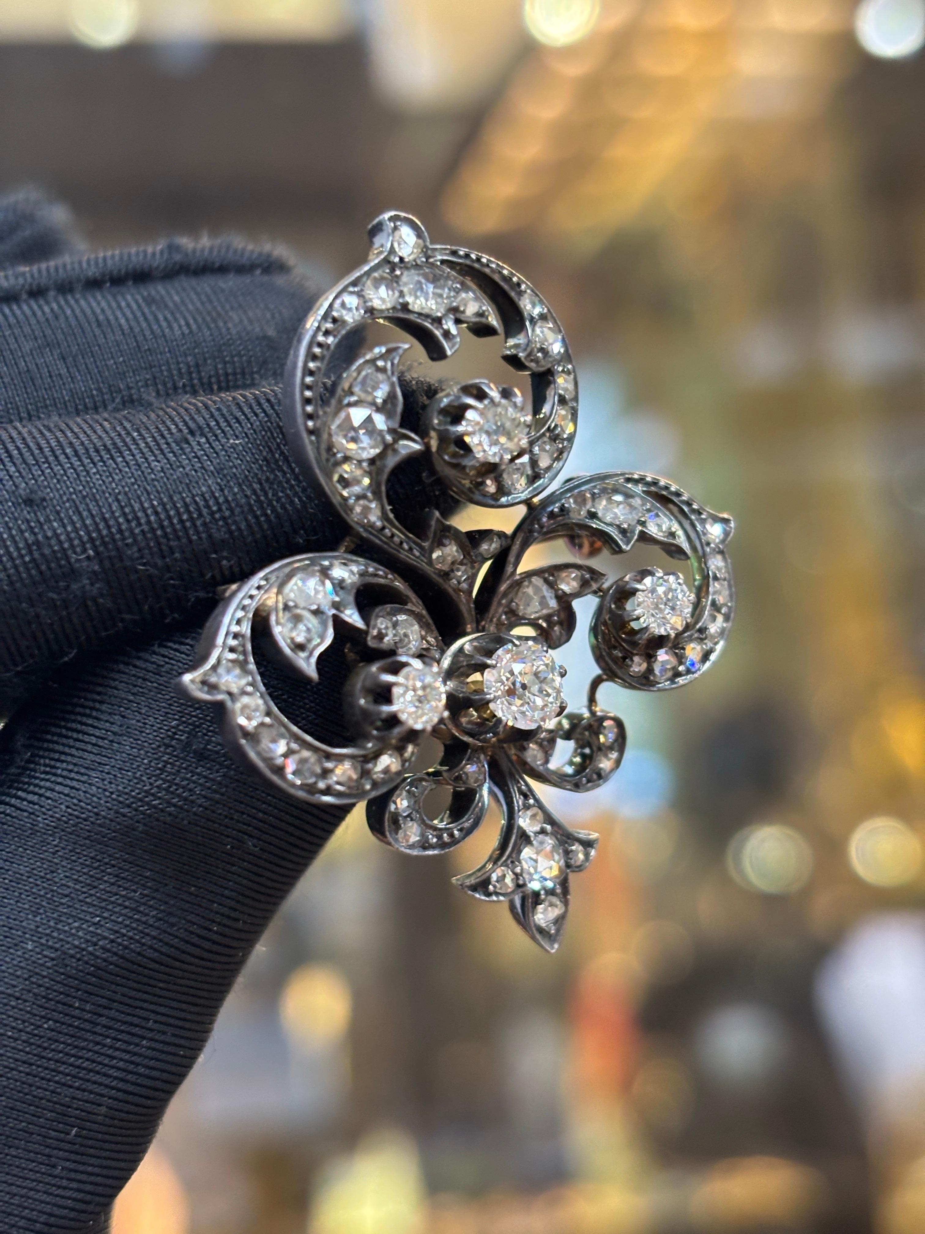 Viktorianische Fleur De Lis Brosche

Brosche, besetzt mit Diamanten im Rosen- und europäischen Schliff

Ungefähres Gewicht des Diamanten im europäischen Schliff: .98 Karat
Ungefähres Gewicht des Diamanten im Rosenschliff: 1,27 Karat
Ungefähre Höhe: