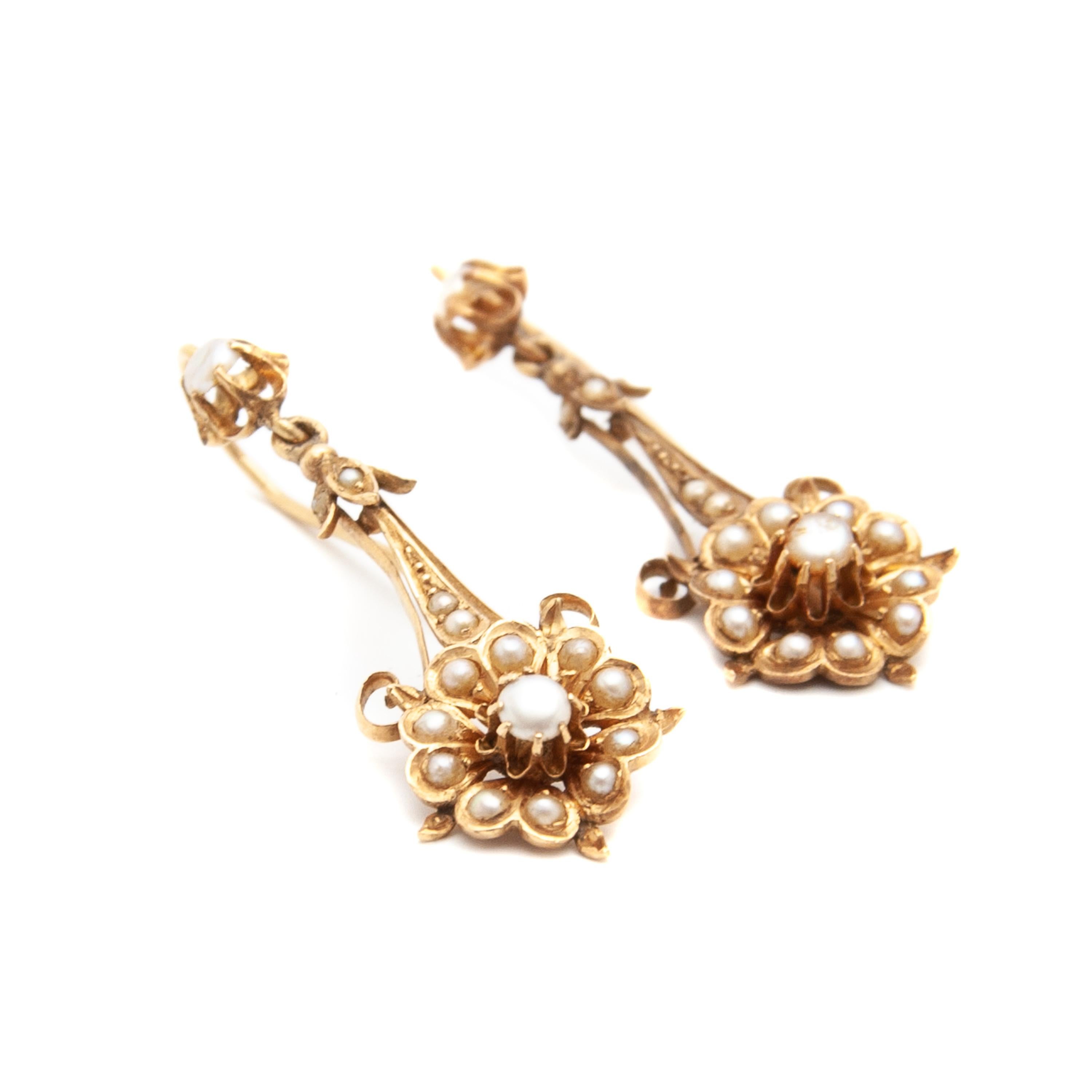Boucles d'oreilles pendantes antiques en or 14K avec perles de rocaille et fleurs  Bon état - En vente à Rotterdam, NL