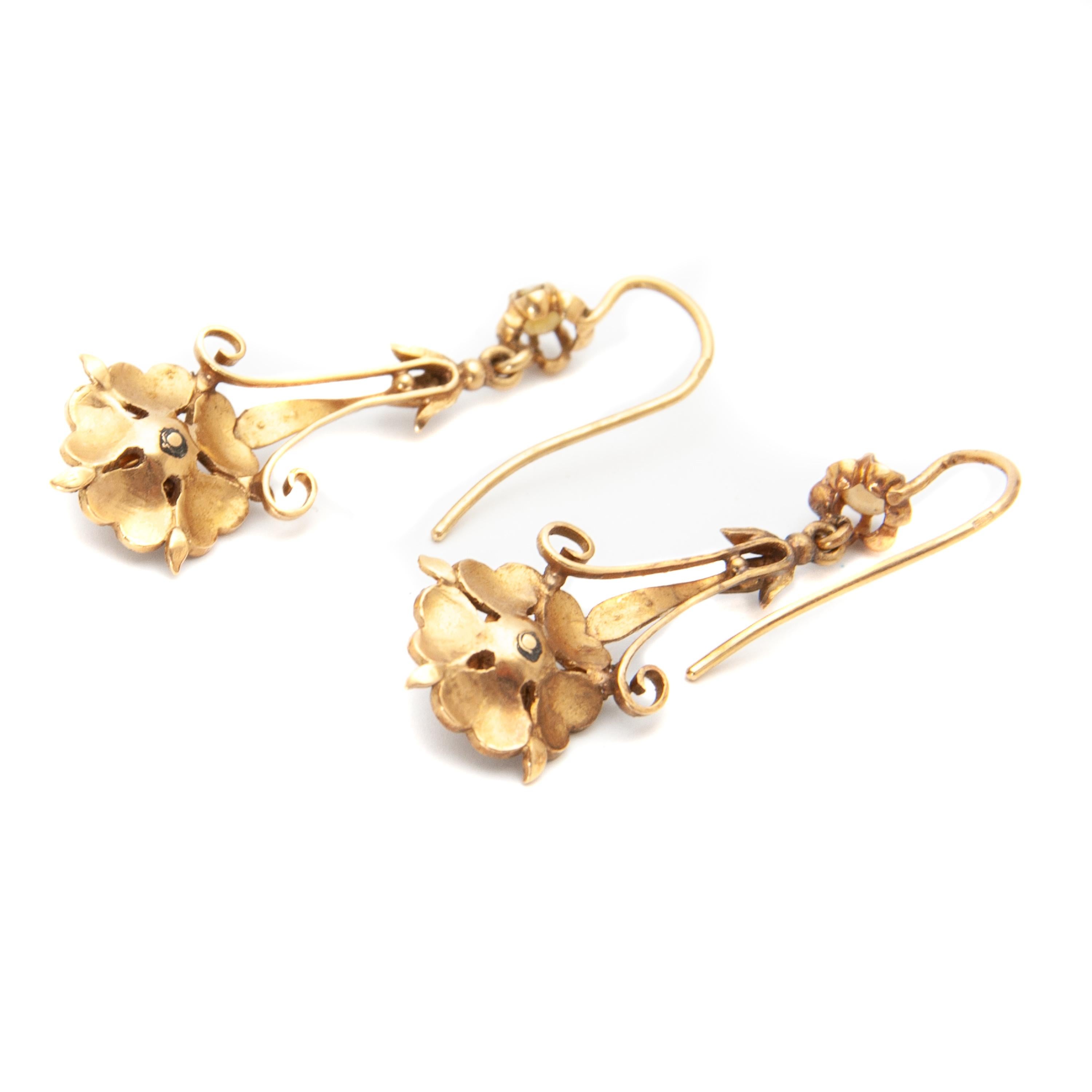 Boucles d'oreilles pendantes antiques en or 14K avec perles de rocaille et fleurs  en vente 3