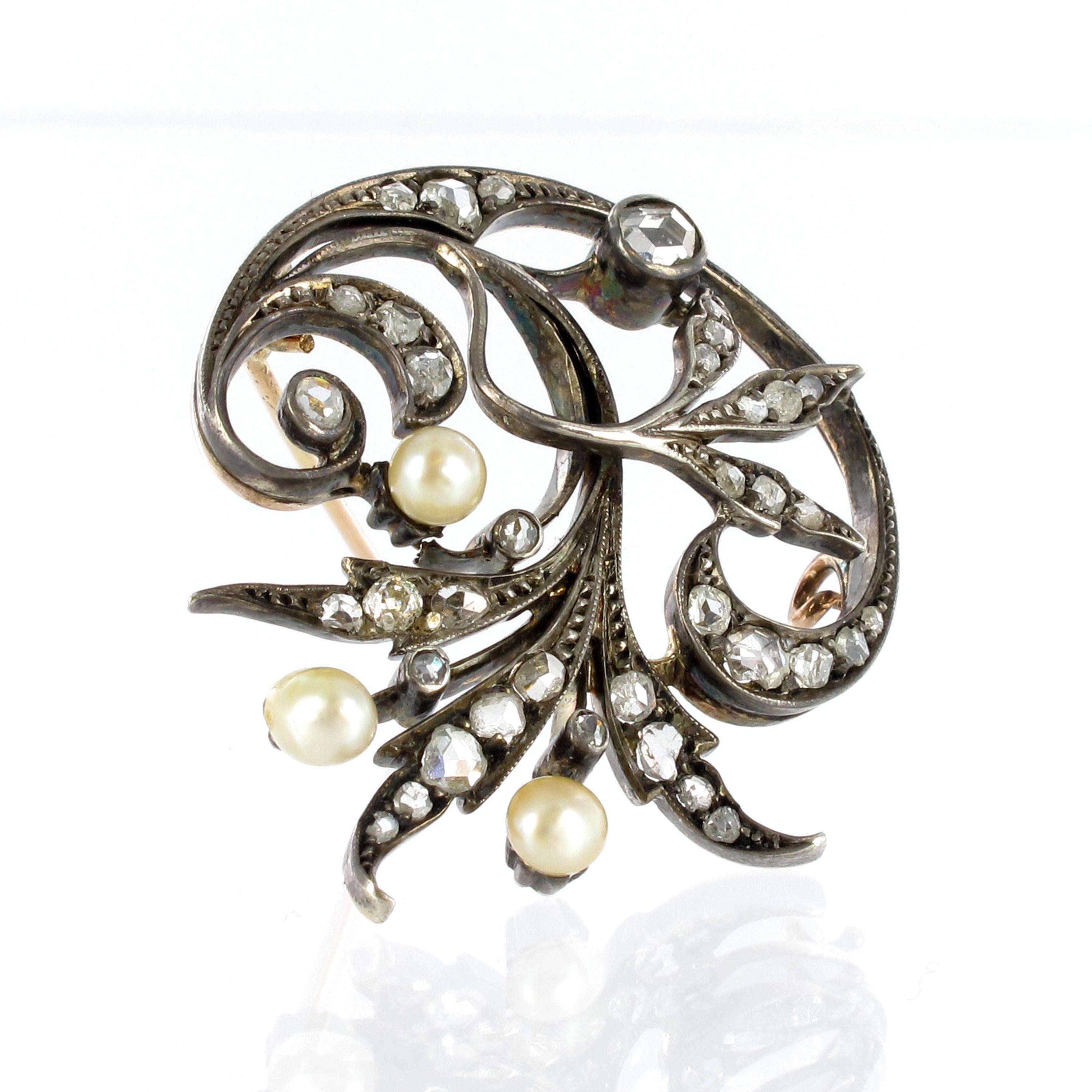 Viktorianische geblümte Brosche mit Perlen und Diamanten in Silber und Gold (Rosenschliff) im Angebot