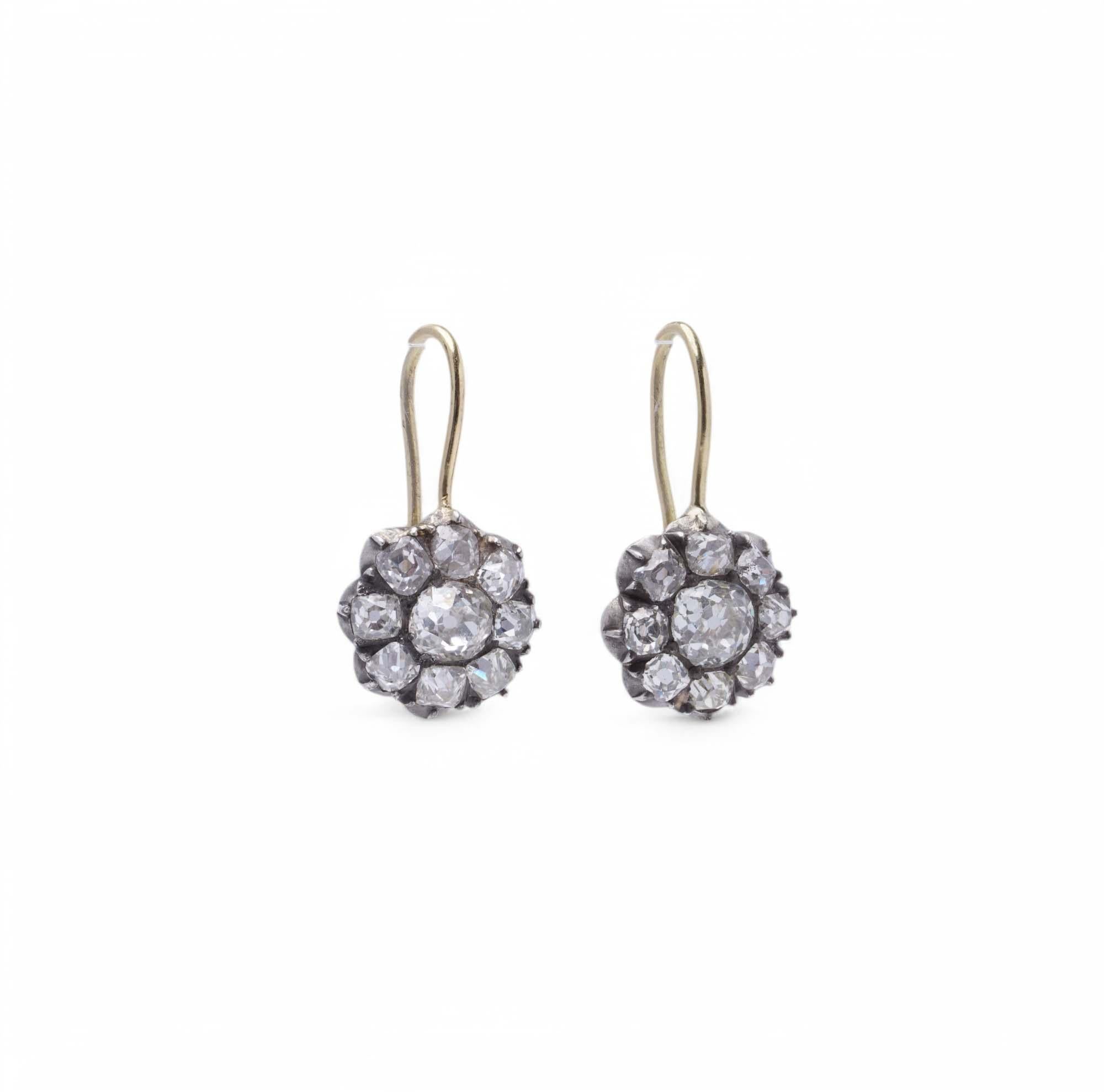Pendientes de gancho de diamantes de oro de 18 quilates y plata con diseño de racimo floral victoriano Victoriano
