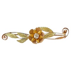 Alfiler de barra de diamantes con diseño floral victoriano en oro de 14 quilates