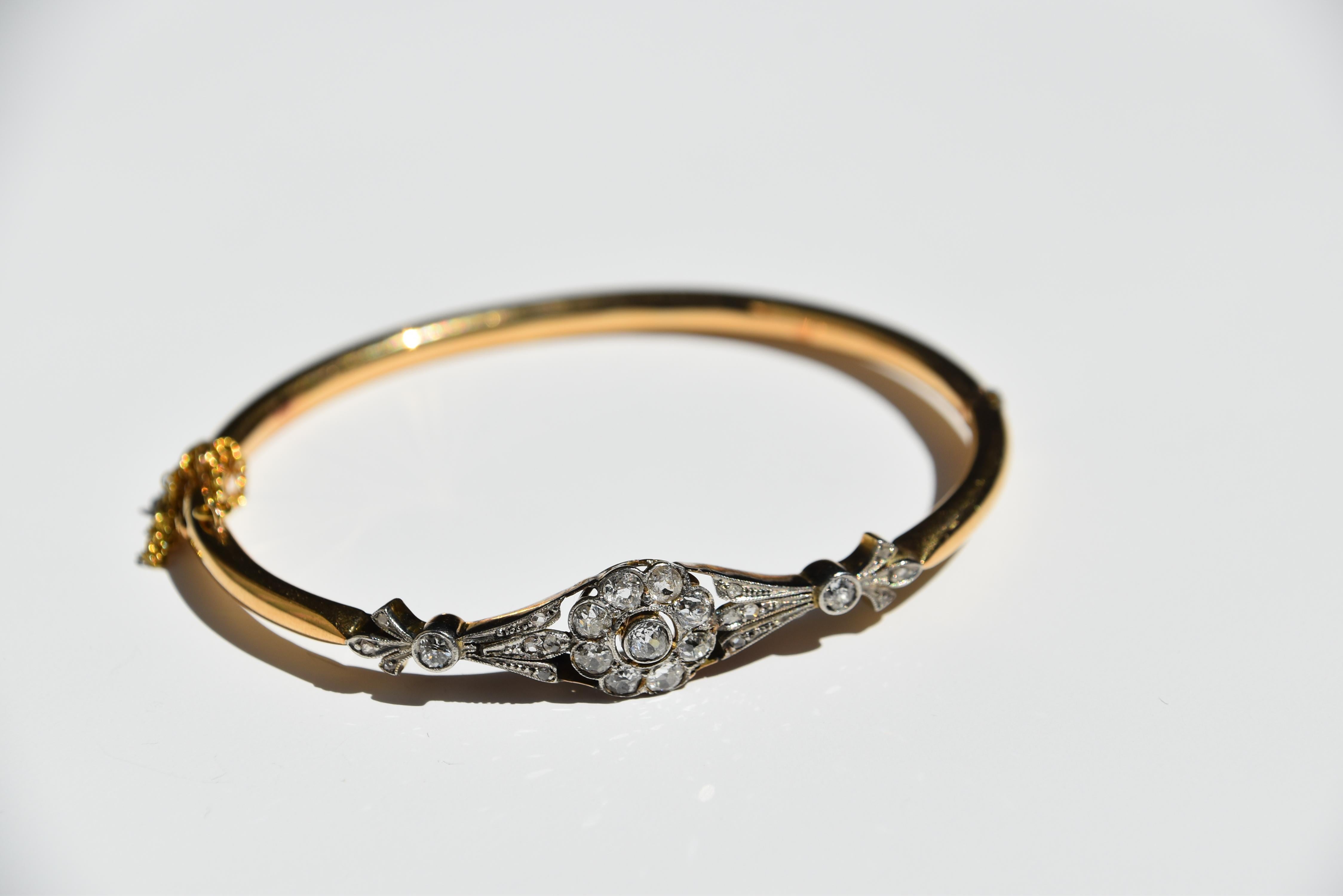 Braccialetto floreale in oro e diamanti taglio rosa dei primi del Novecento, con motivo centrale a margherita e decorato con bordi a grana fine.
Una catena di sicurezza collega i lati delle maglie per garantire la massima tranquillità, peso totale