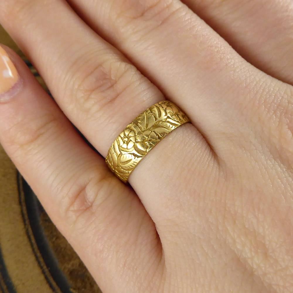 Victorian Floral Engraved Wedding Band in 18 Carat Gold In Good Condition In Yorkshire, West Yorkshire