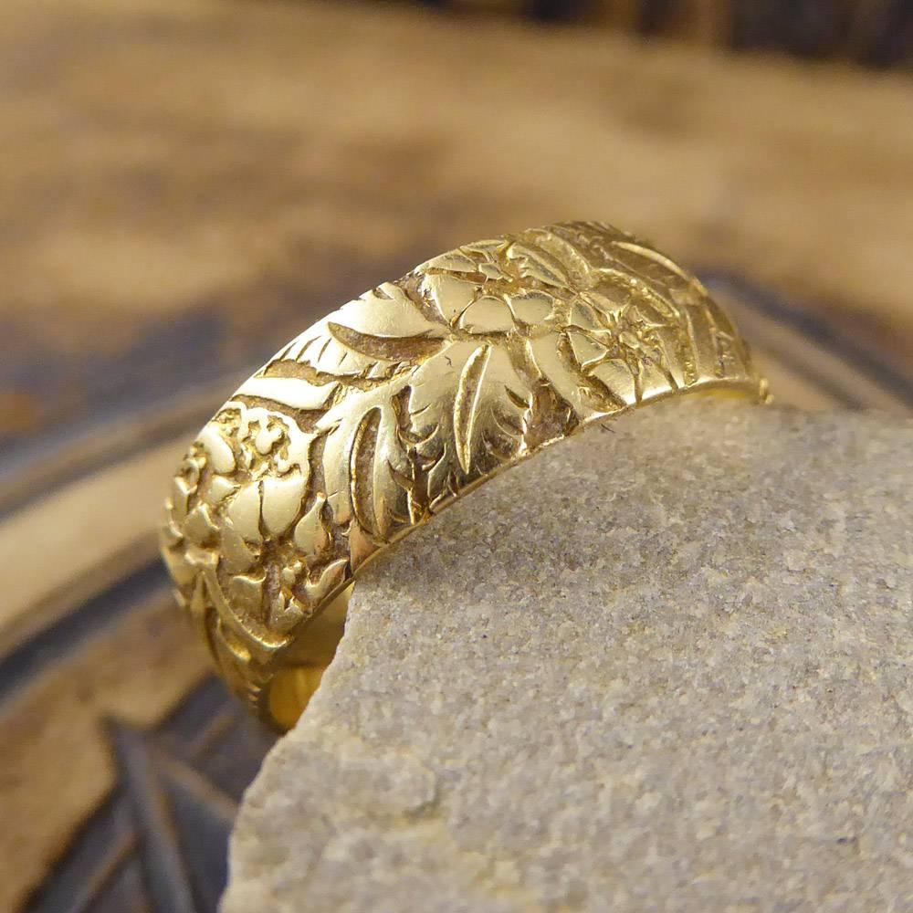 Women's or Men's Victorian Floral Engraved Wedding Band in 18 Carat Gold