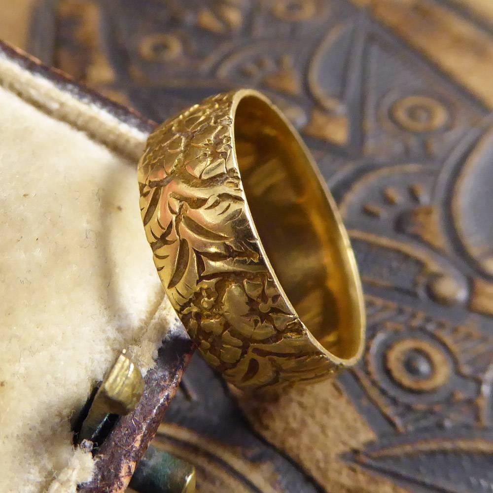 Victorian Floral Engraved Wedding Band in 18 Carat Gold 1
