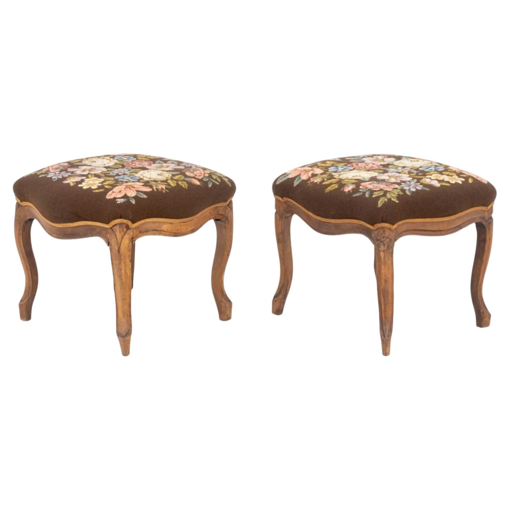 Zwei viktorianische, mit Blumenmustern bestickte, gepolsterte Fußhocker aus Walnussholz im Angebot