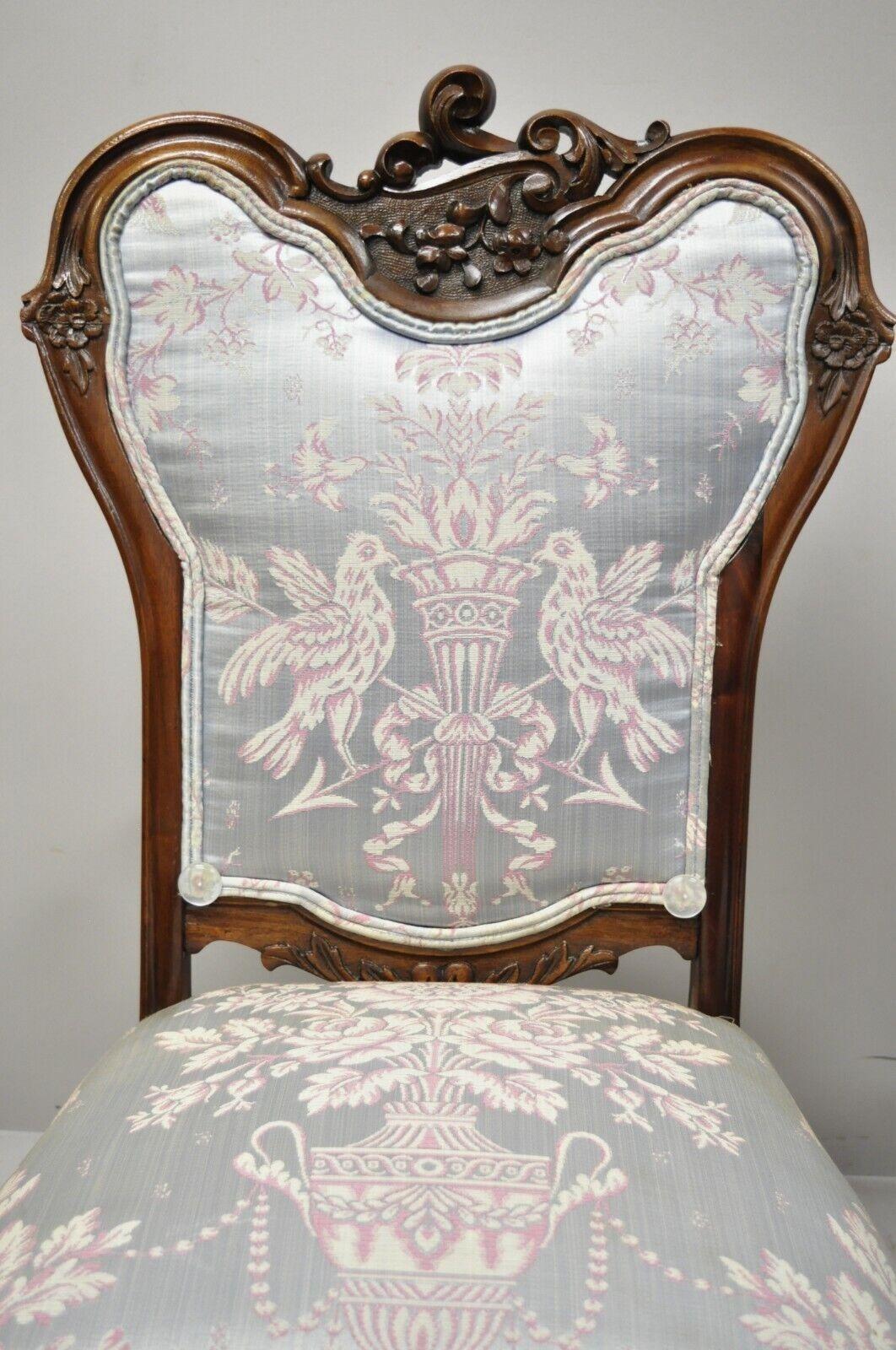 Viktorianisches Blumenwerk geschnitzte Mahagoni Wohnzimmer Slipper Side Chairs - ein Paar (Frühes 20. Jahrhundert) im Angebot