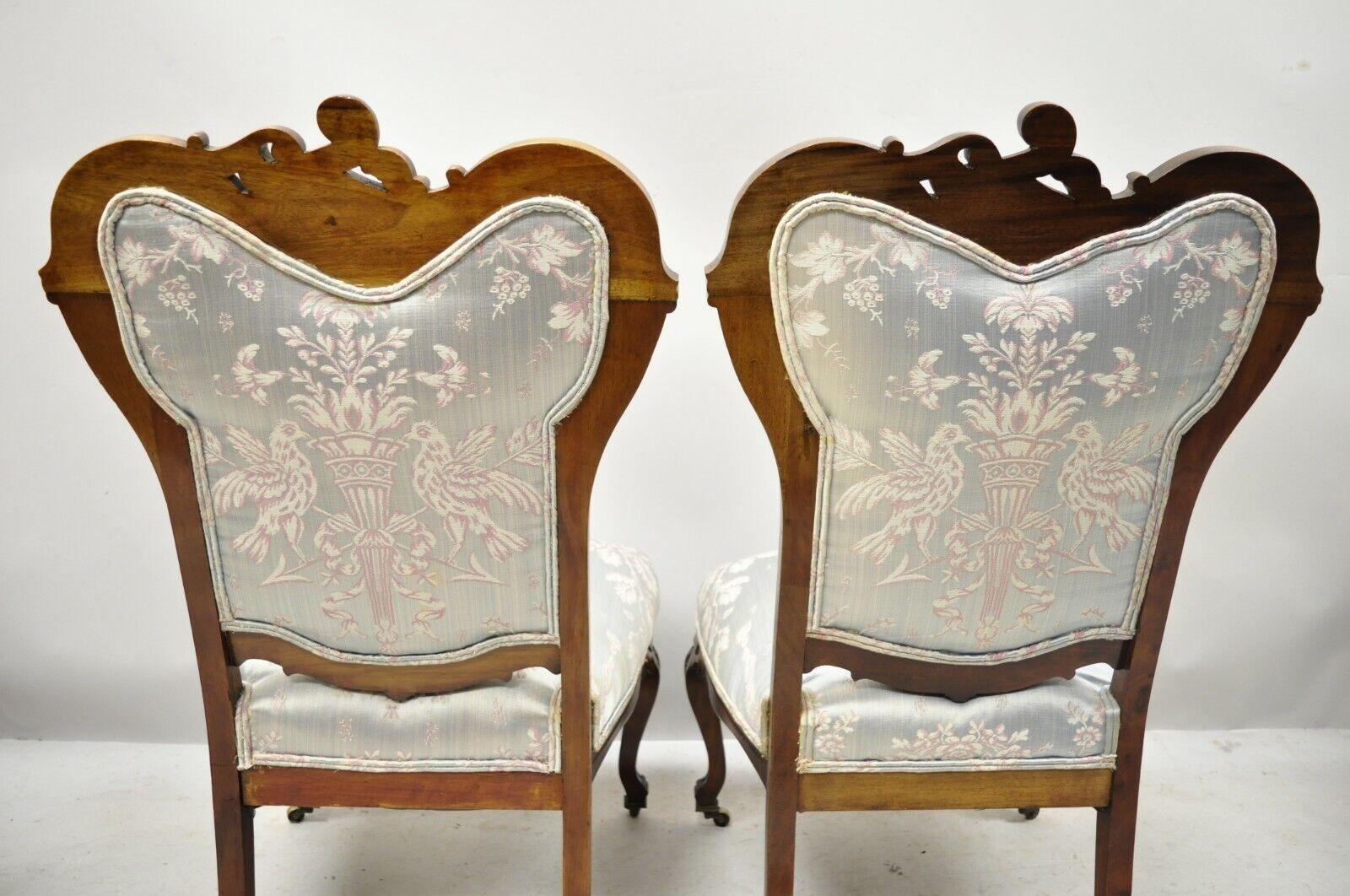 Viktorianisches Blumenwerk geschnitzte Mahagoni Wohnzimmer Slipper Side Chairs - ein Paar im Angebot 2