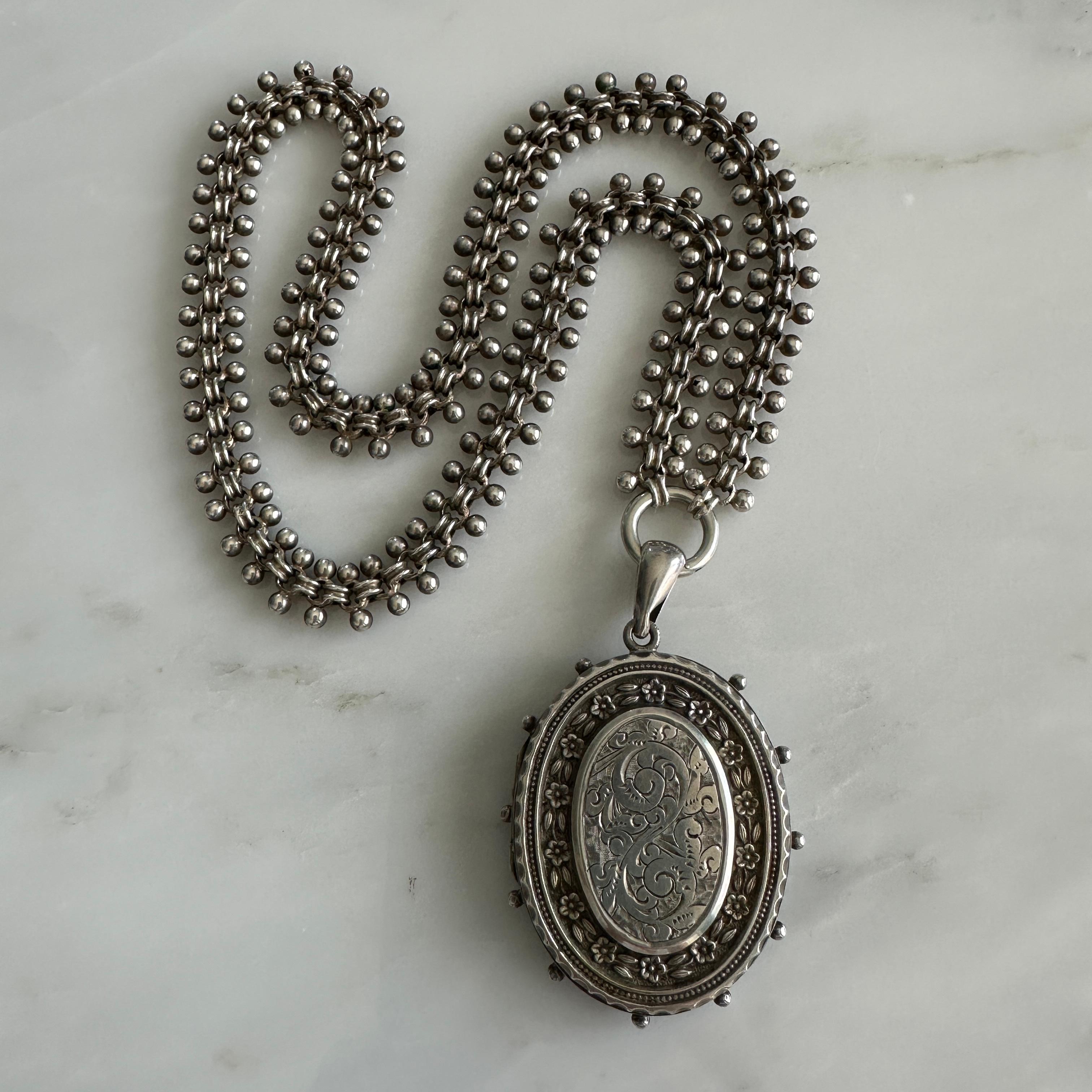 Medaglione floreale vittoriano in argento e catena a libro Aesthetic Movement in vendita 9