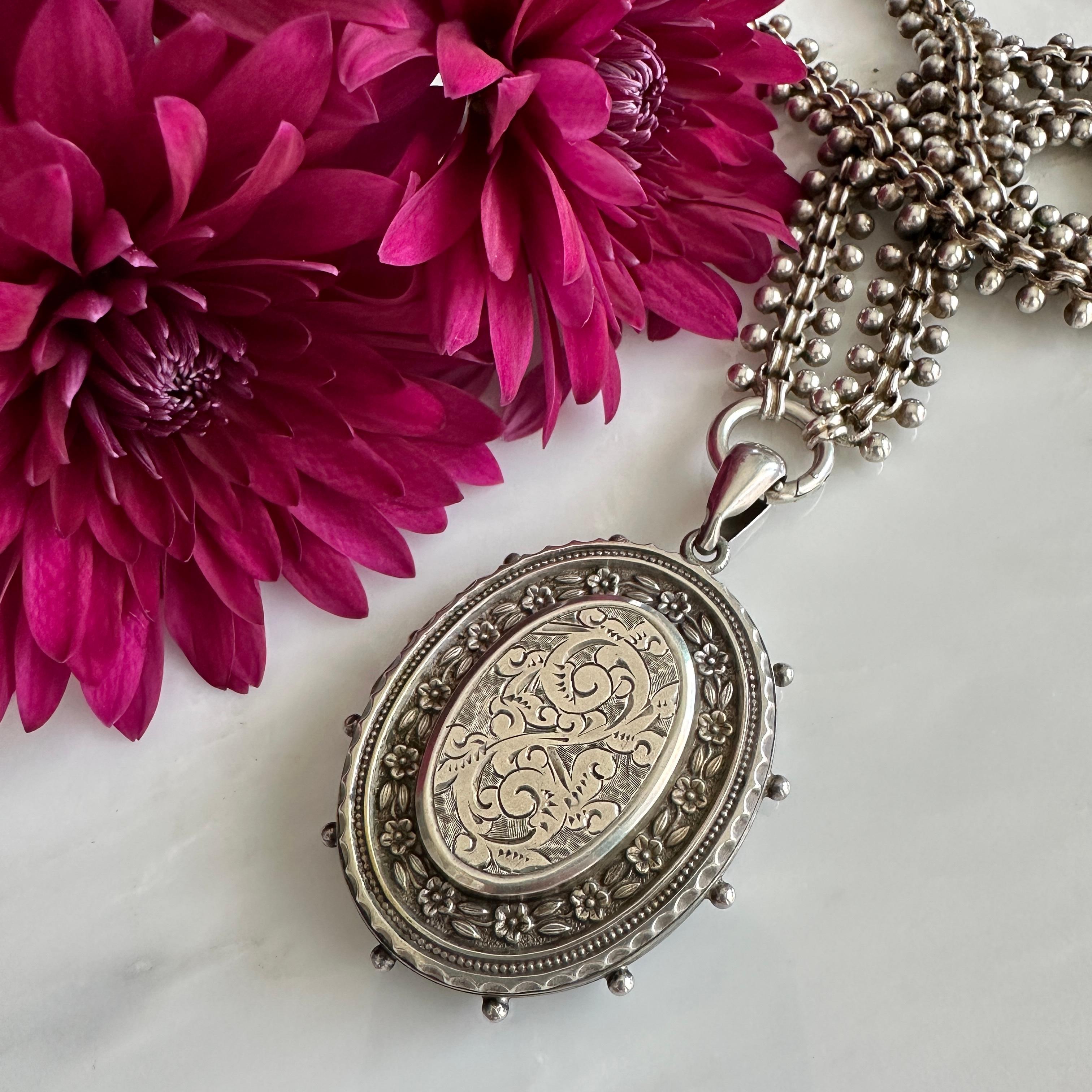 Medaglione floreale vittoriano in argento e catena a libro Aesthetic Movement in vendita 11