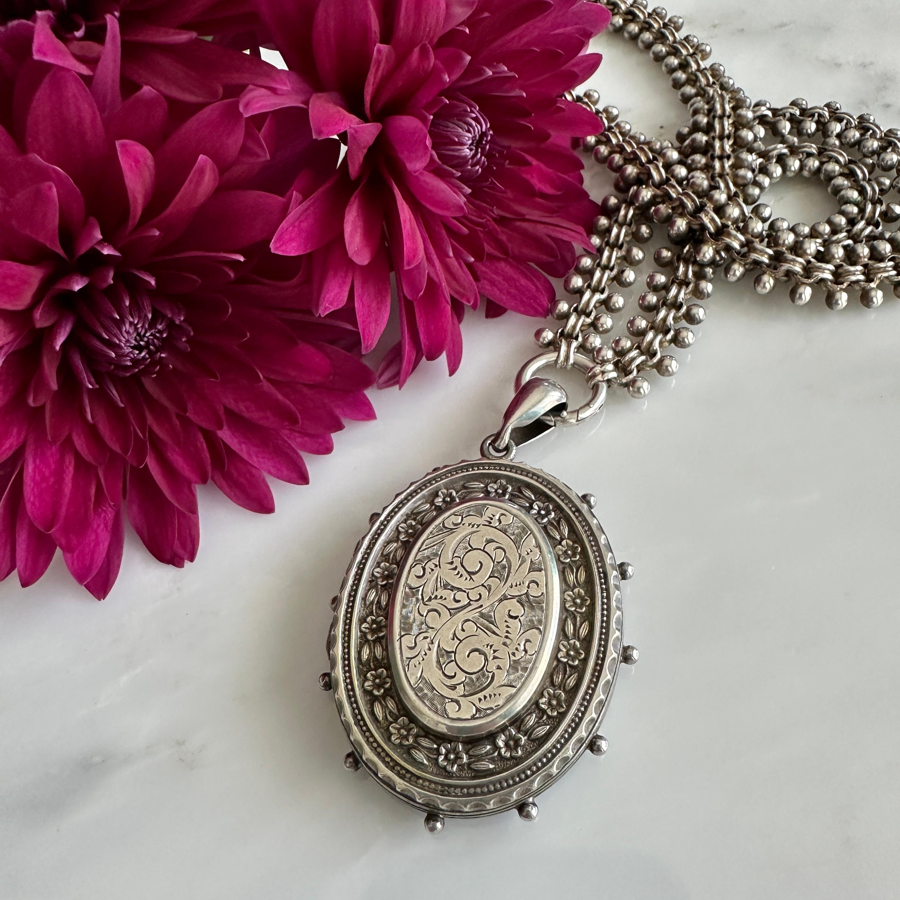 Medaglione floreale vittoriano in argento e catena a libro Aesthetic Movement in vendita 12