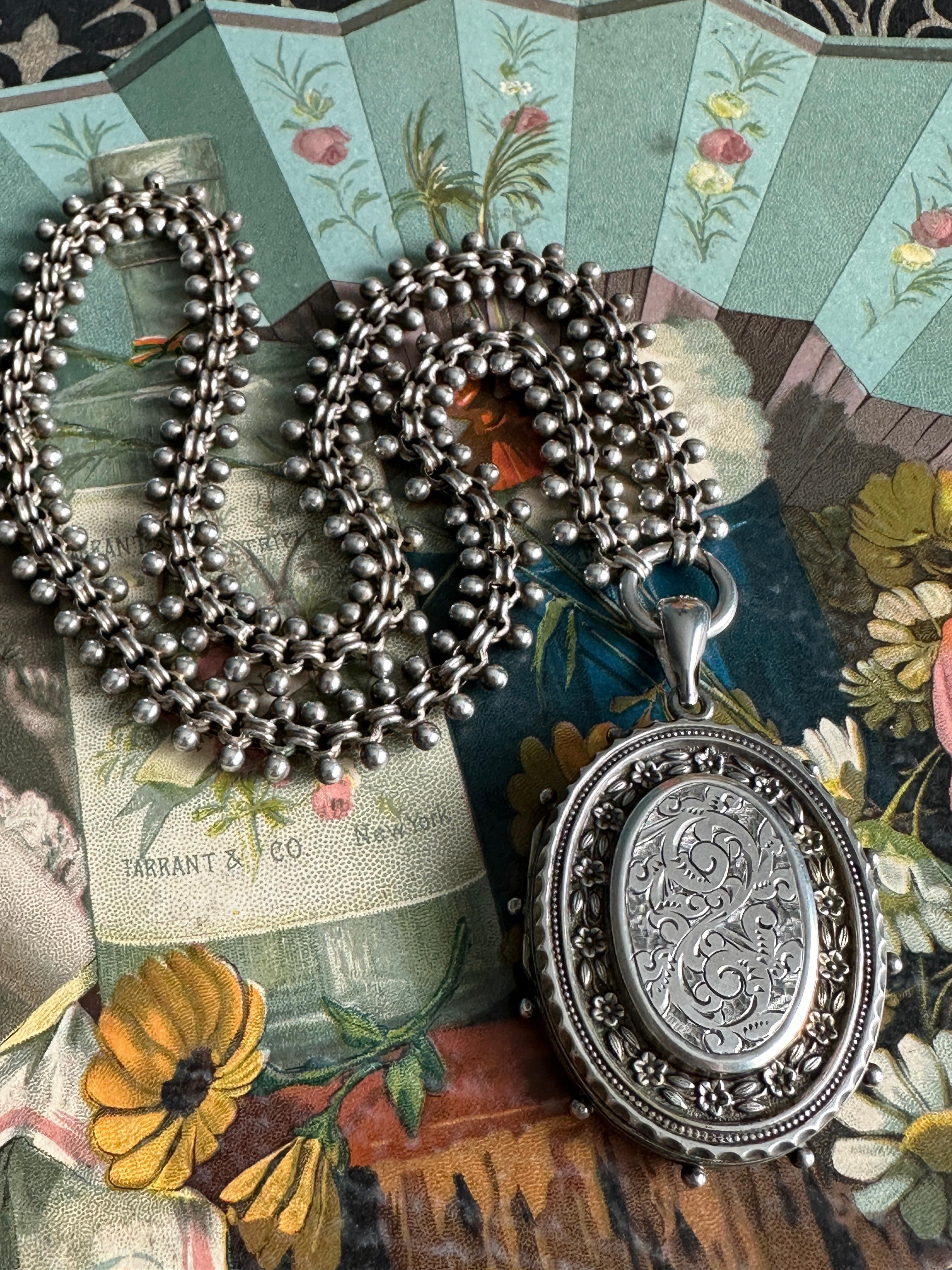 Donna Medaglione floreale vittoriano in argento e catena a libro Aesthetic Movement in vendita