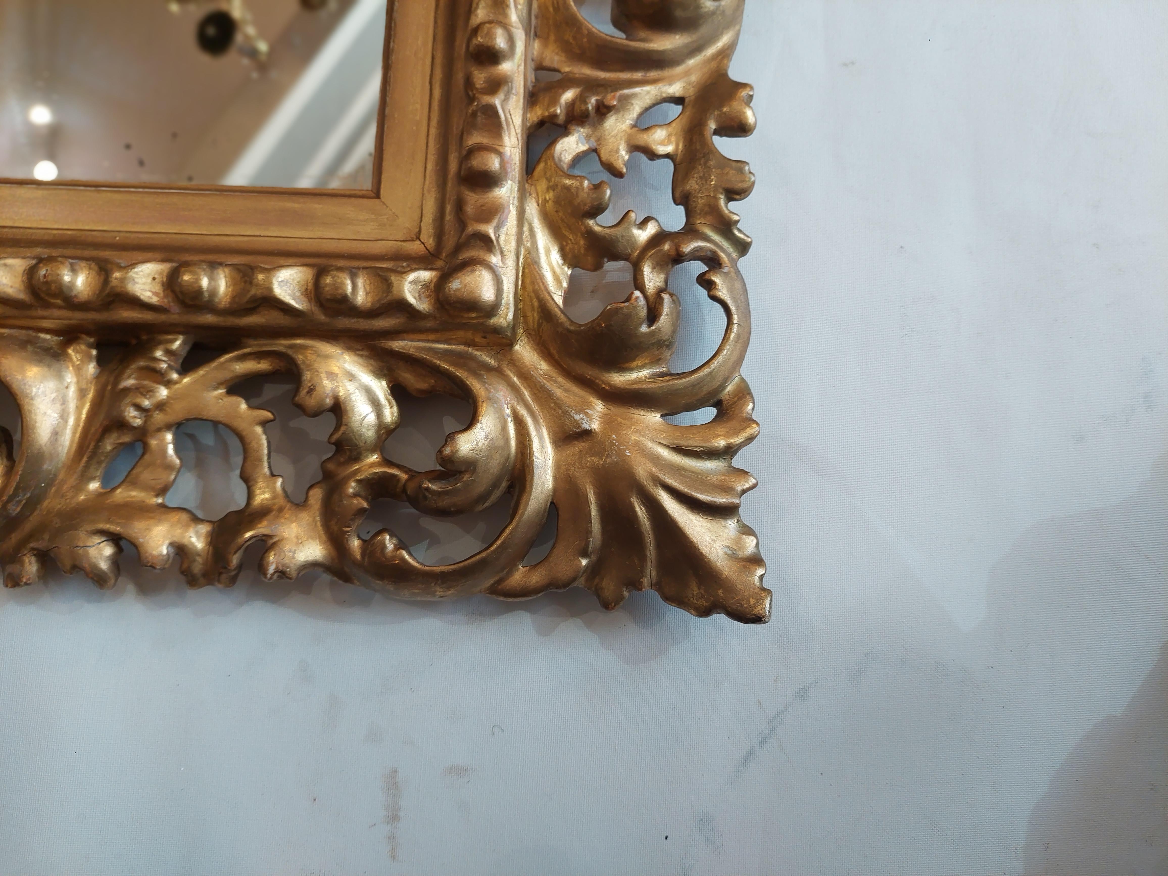 Apogée victorien Miroir Victorien en bois doré de style Florentine en vente