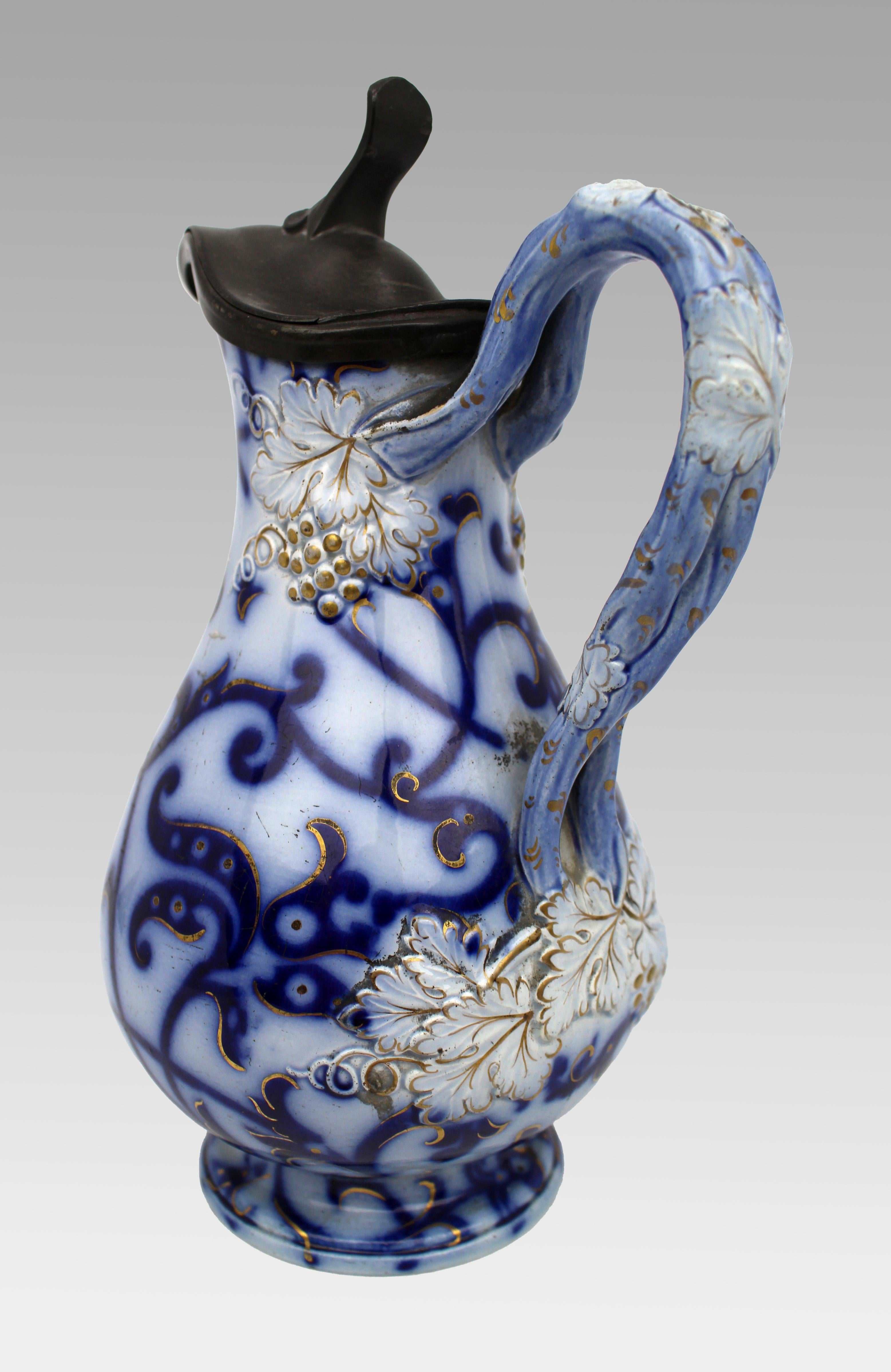 Victorian Flow Blue and Gilded Ceramic Jug with Pewter Lid, England, circa 1850 In Good Condition For Sale In Worcester, GB