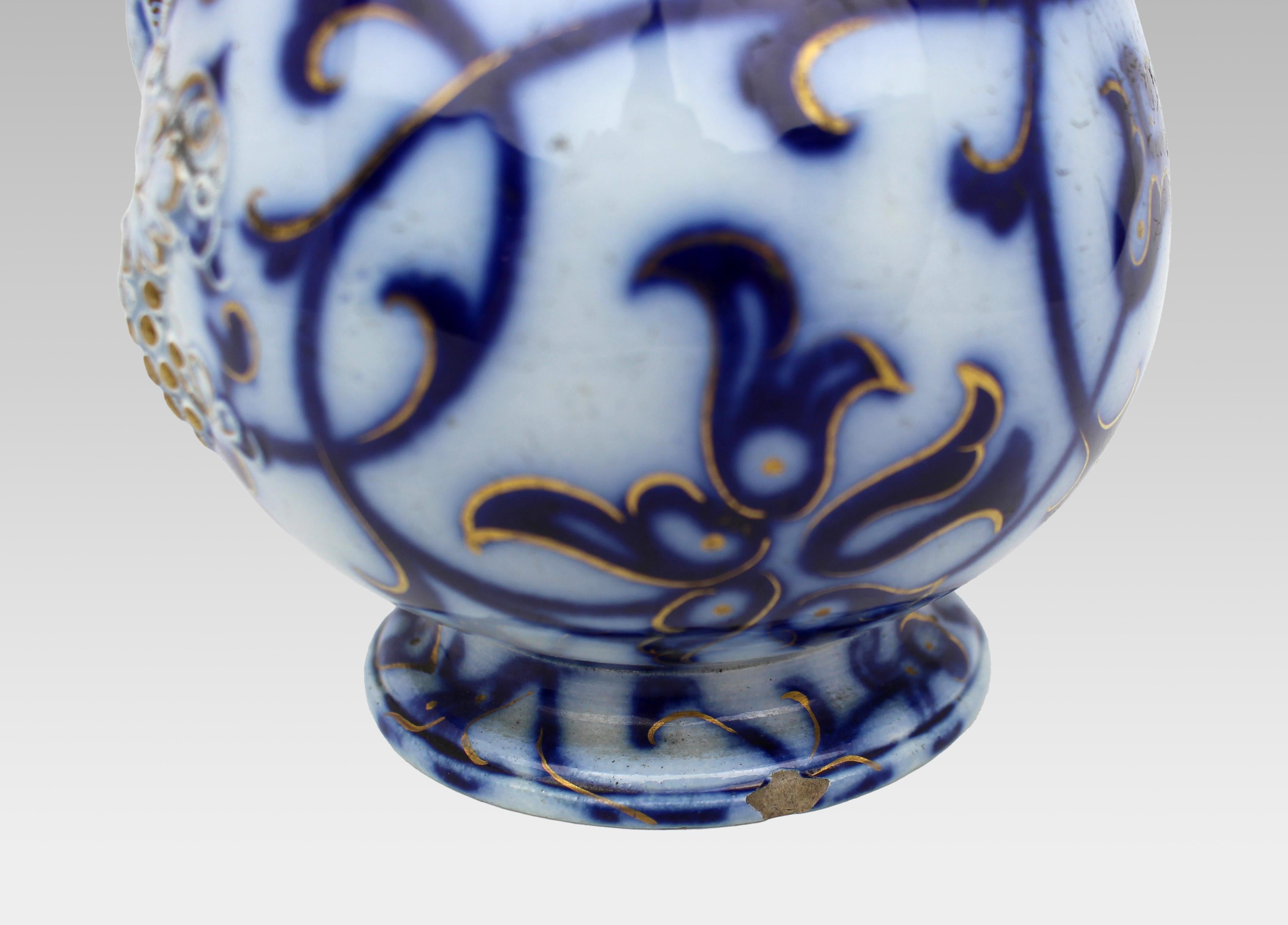 Brocca vittoriana Flow Blue modellata a rilievo con coperchio in peltro, 1850 ca. in vendita 10