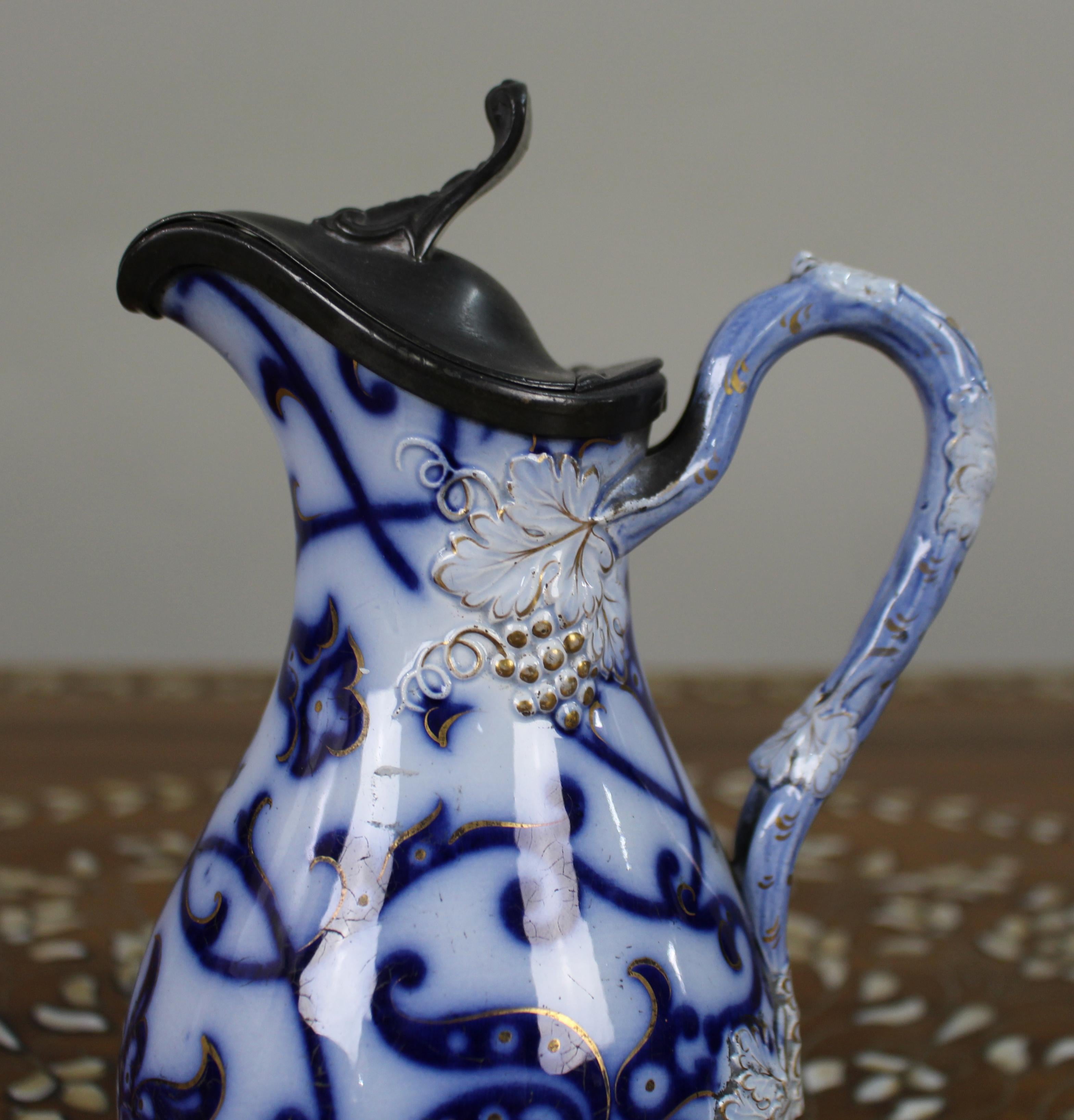 Britannico Brocca vittoriana Flow Blue modellata a rilievo con coperchio in peltro, 1850 ca. in vendita
