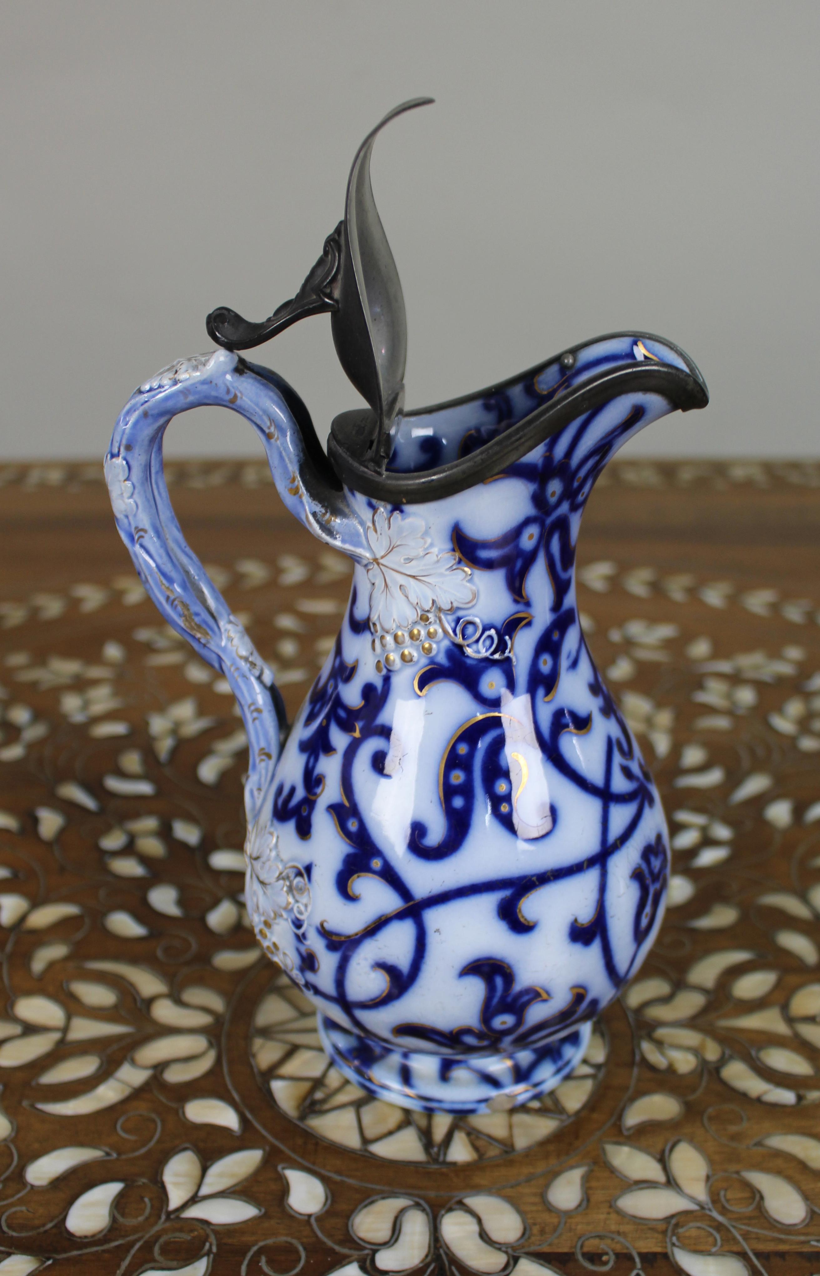 Brocca vittoriana Flow Blue modellata a rilievo con coperchio in peltro, 1850 ca. in vendita 3
