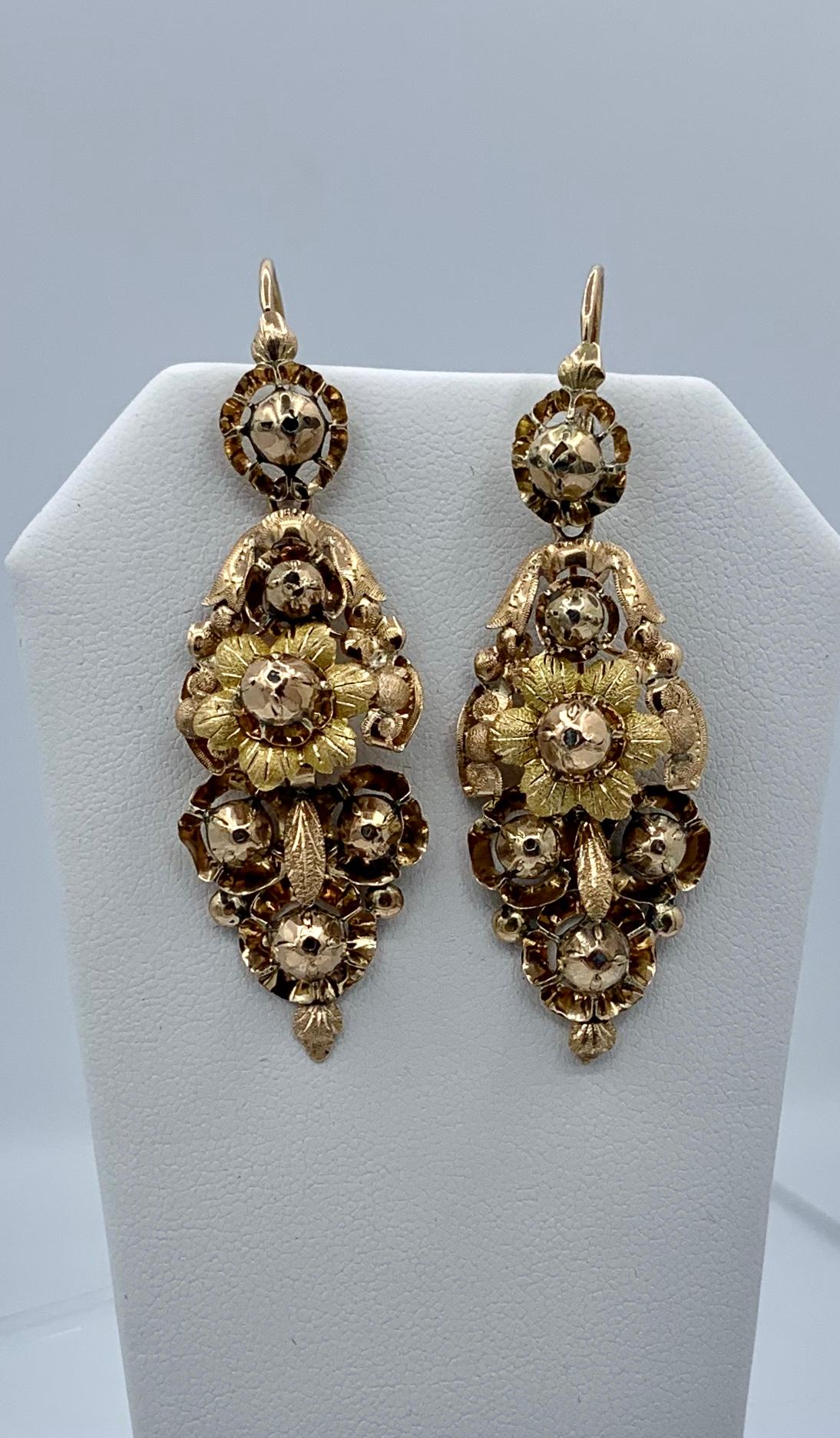 Il s'agit d'une paire très rare de boucles d'oreilles de jour et de nuit en or 18 carats, de style géorgien et victorien, avec un superbe motif floral et une longueur spectaculaire de 2,5 pouces.   Ces boucles d'oreilles anciennes sont de la plus