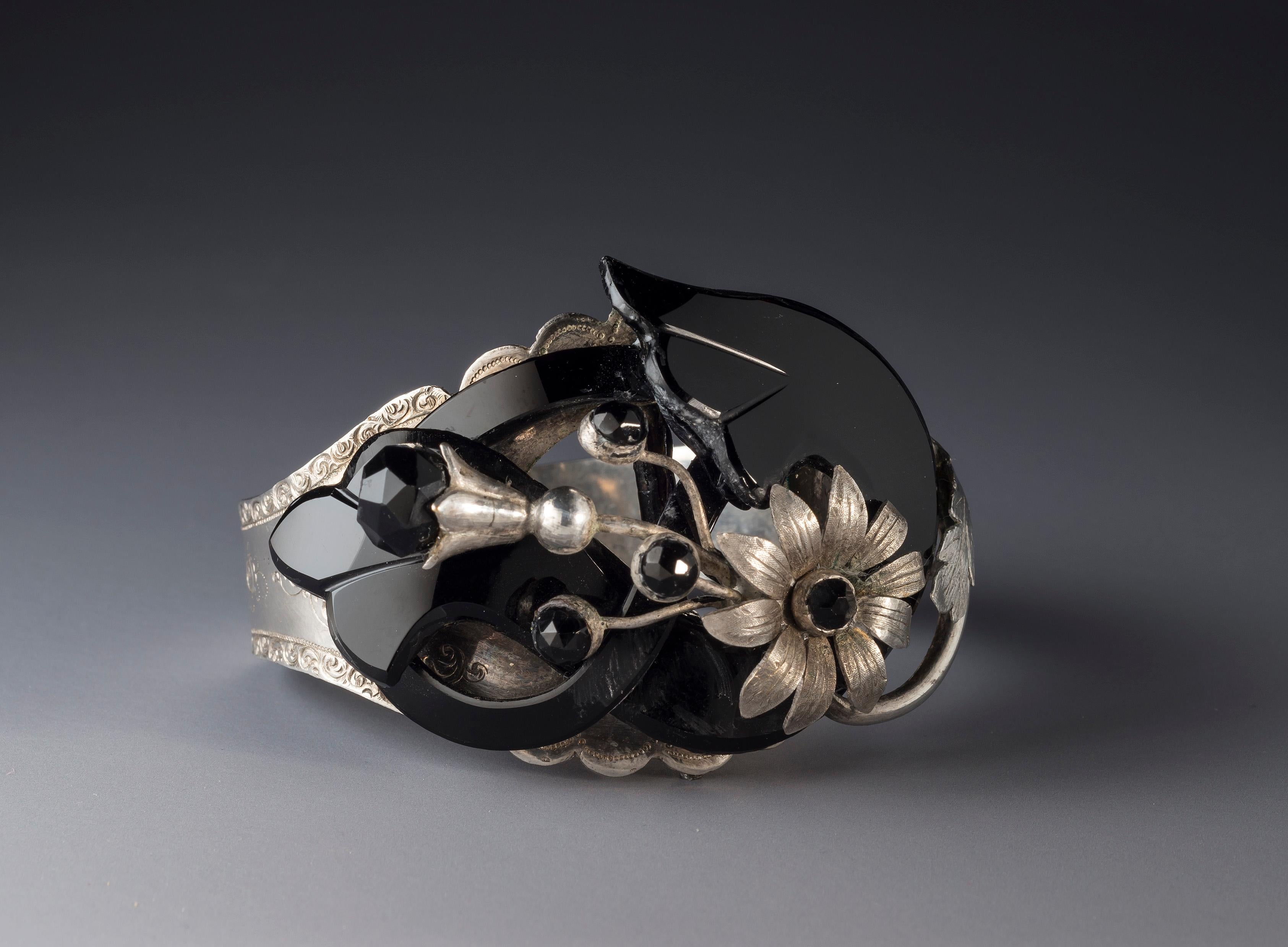 Antique Victorian Flower Onyx Silver Demi Parure Bracelet Brooch In Fair Condition For Sale In Munich, Bavaria