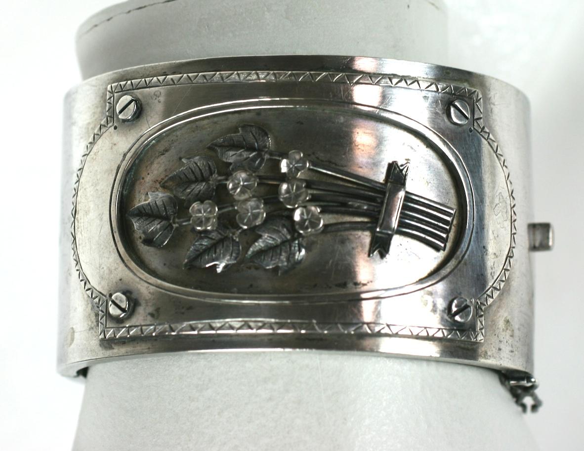 Bracciale vittoriano con pannello floreale in argento in vendita 1