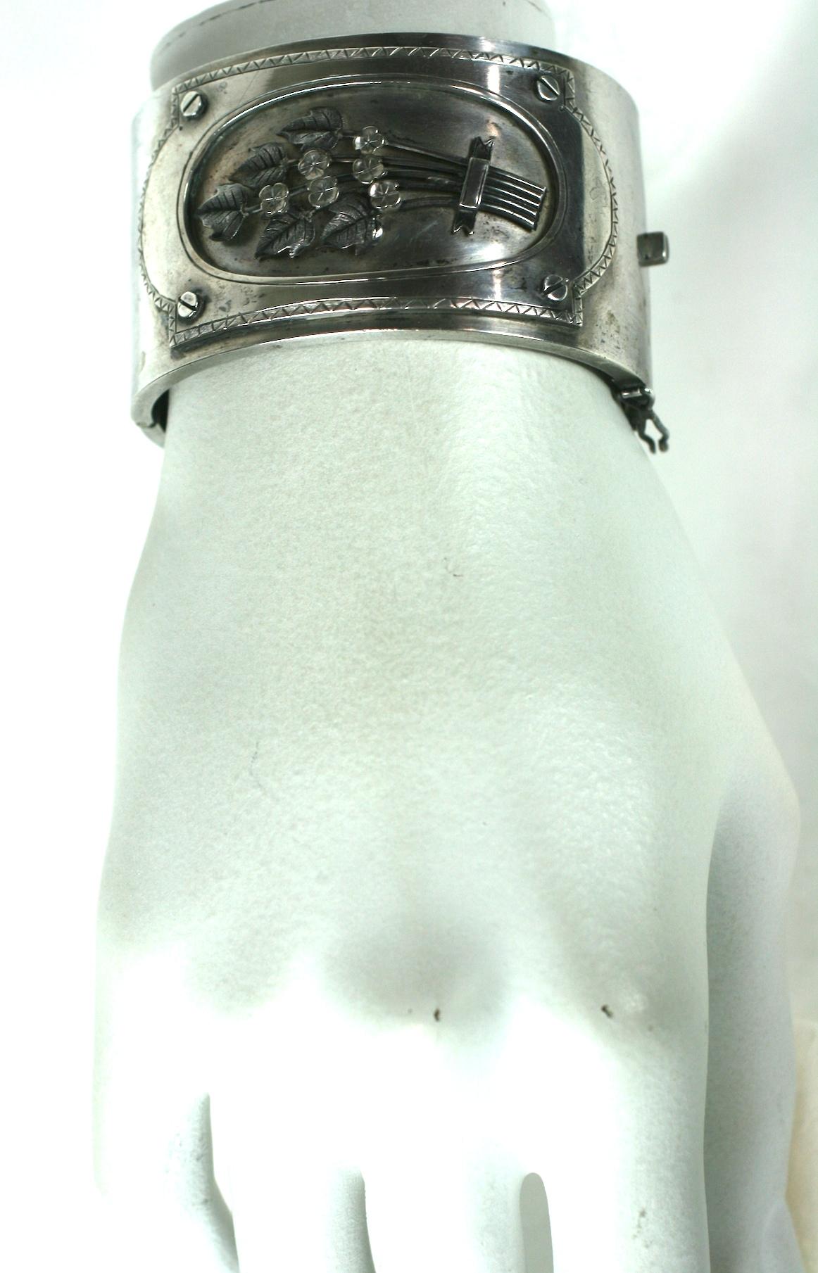 Bracciale vittoriano con pannello floreale in argento in vendita 2