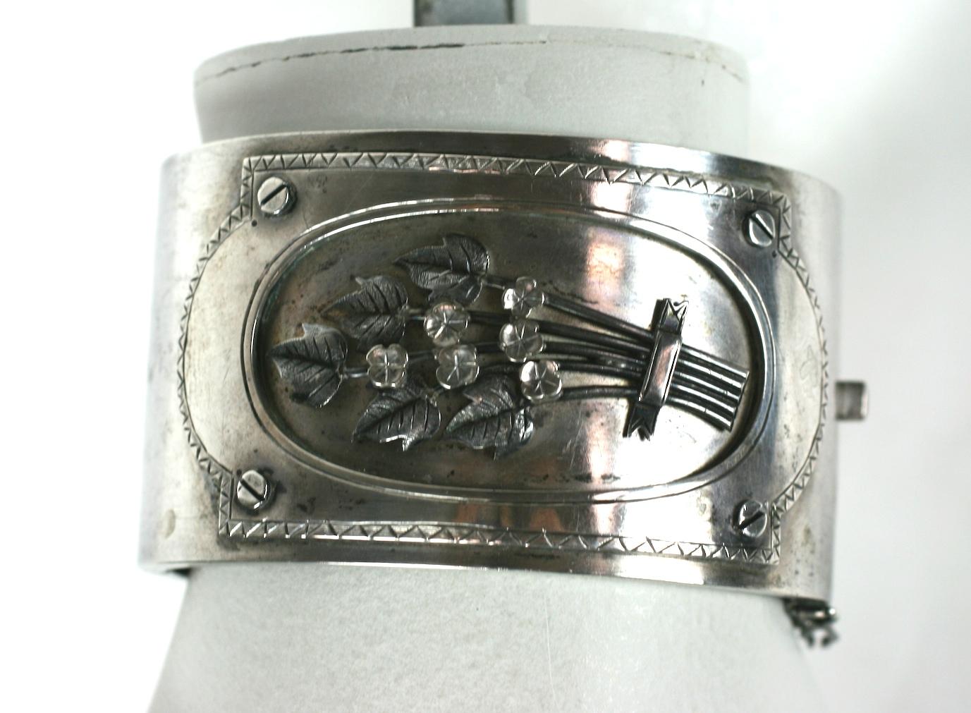 Bracciale vittoriano con pannello floreale in argento in vendita 3