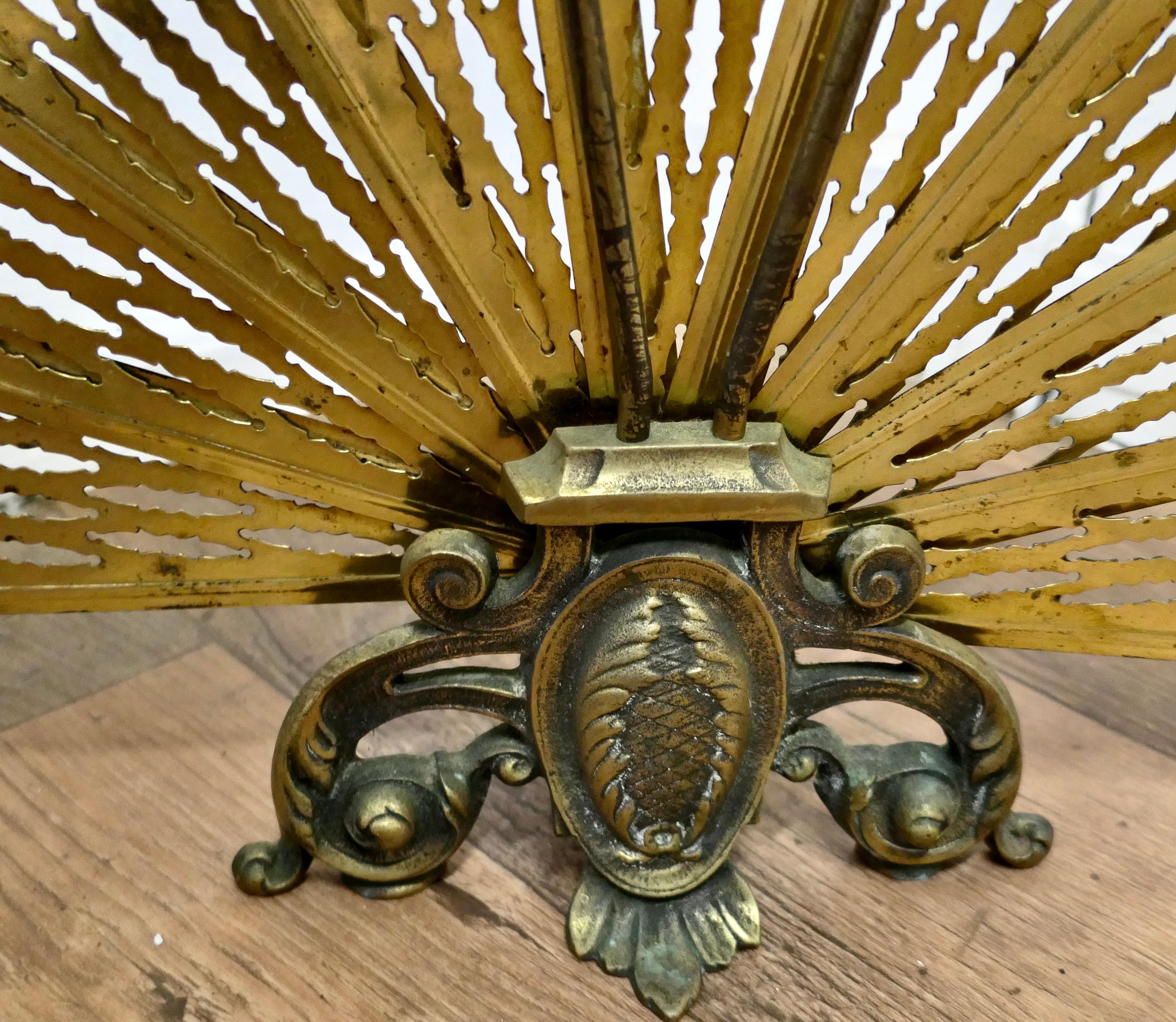 Victorian Folding Brass Fire Screen Peacock’s Tail Fire Guard   In Good Condition In Chillerton, Isle of Wight