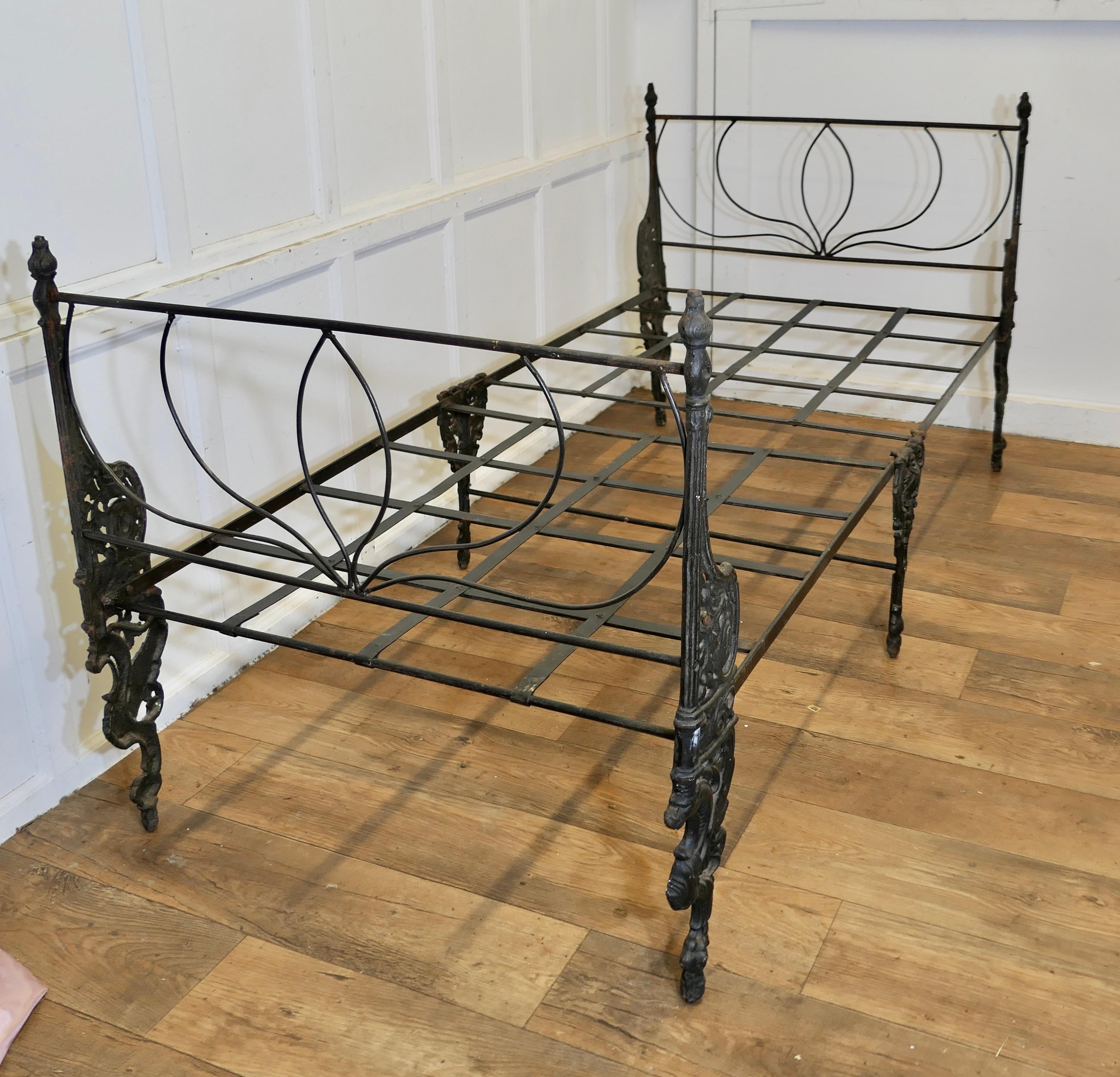 Victorian Folding Wrought Iron Bed In Good Condition In Godshill, Isle of Wight