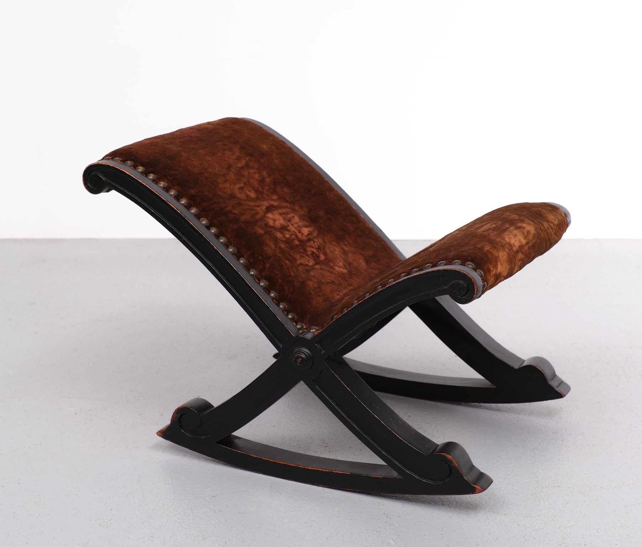 Very nice antique Victorine foot stool. Black ebonized oak frame,
comes with its original velvet upholstery. Dark Brown Purple color.
1880 England.