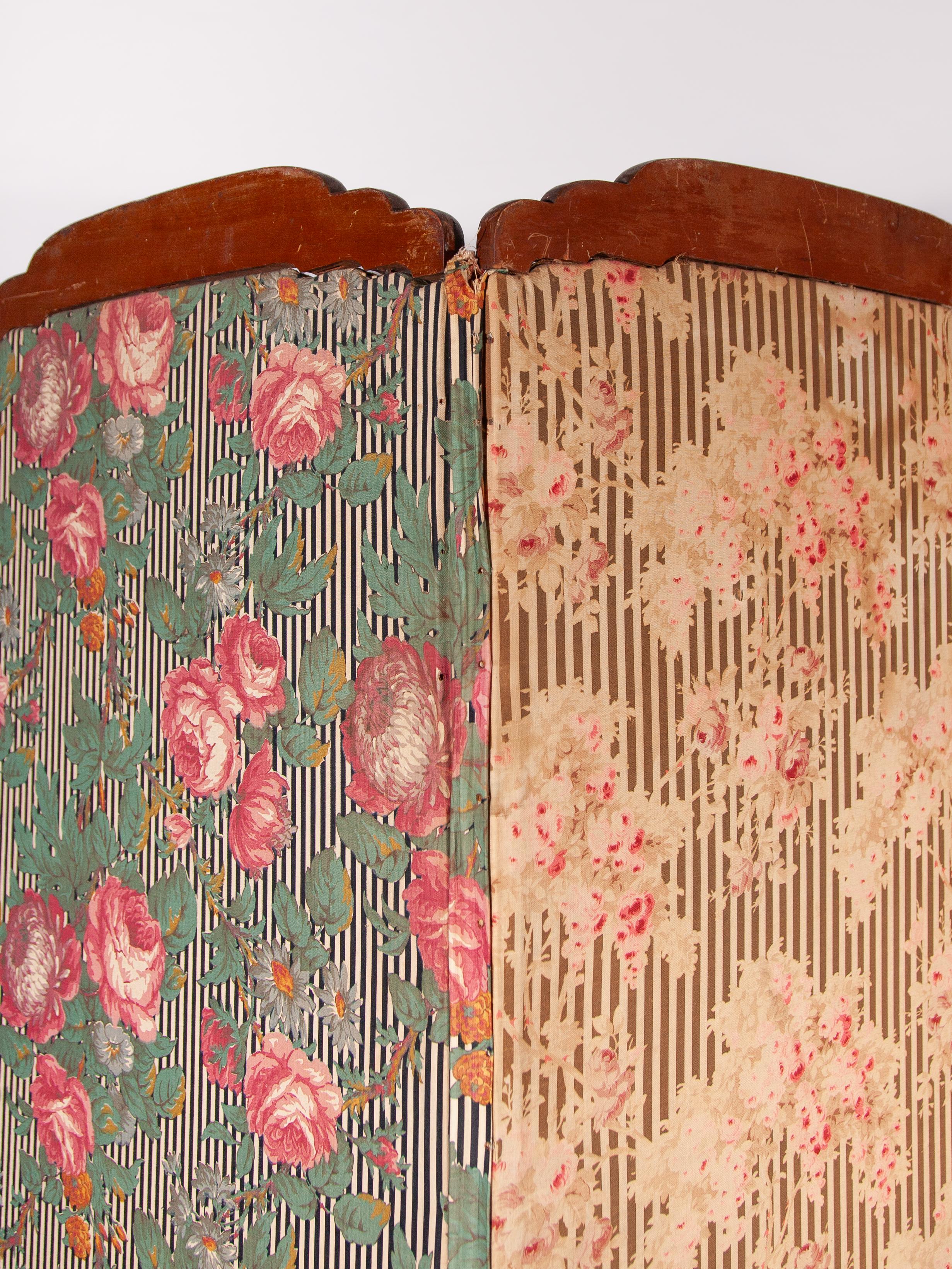 Paravent victorien à quatre panneaux, séparation de pièces en Wood Wood sculpté, design poétique en tissu en vente 2
