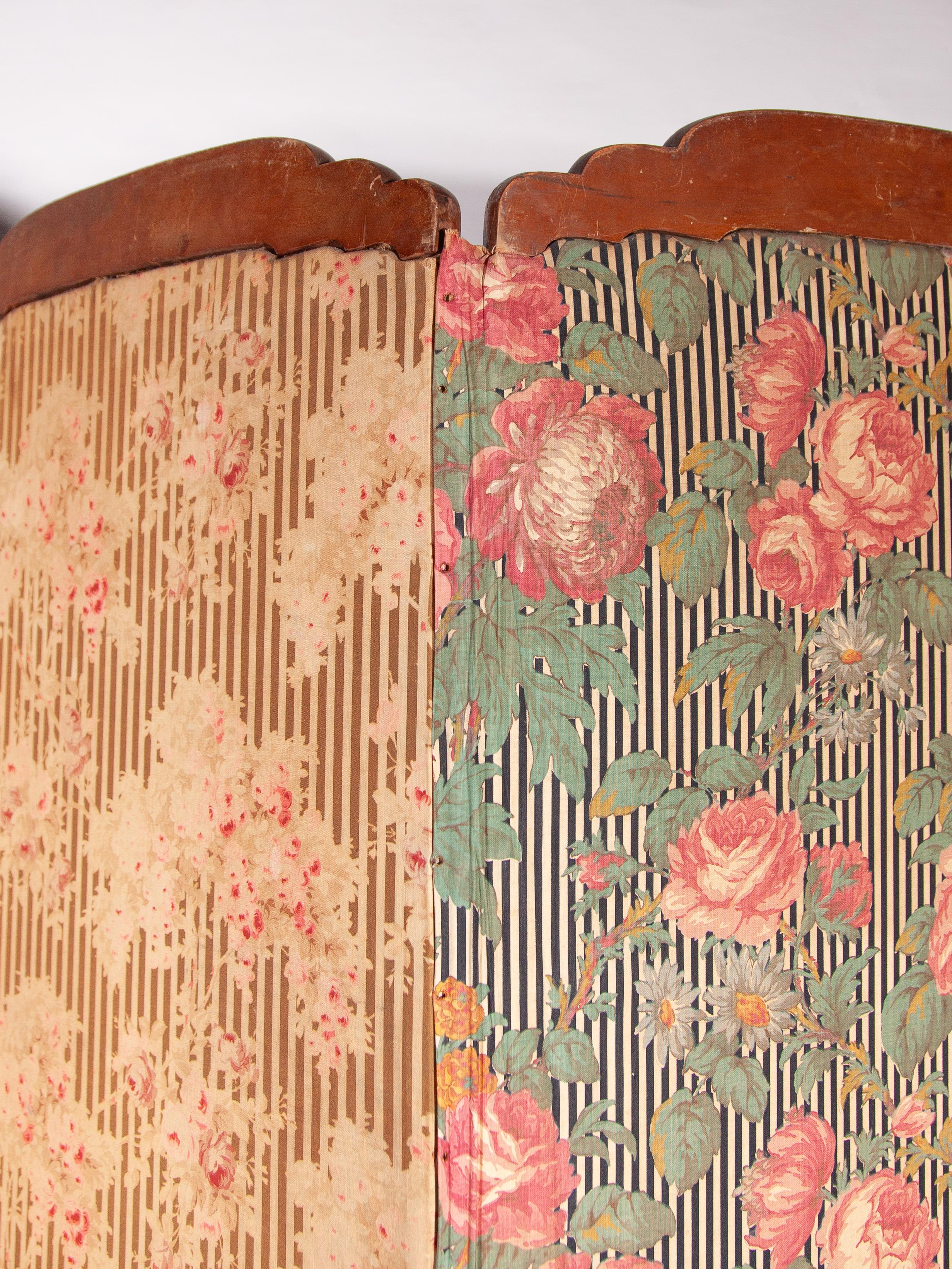 Paravent victorien à quatre panneaux, séparation de pièces en Wood Wood sculpté, design poétique en tissu en vente 3
