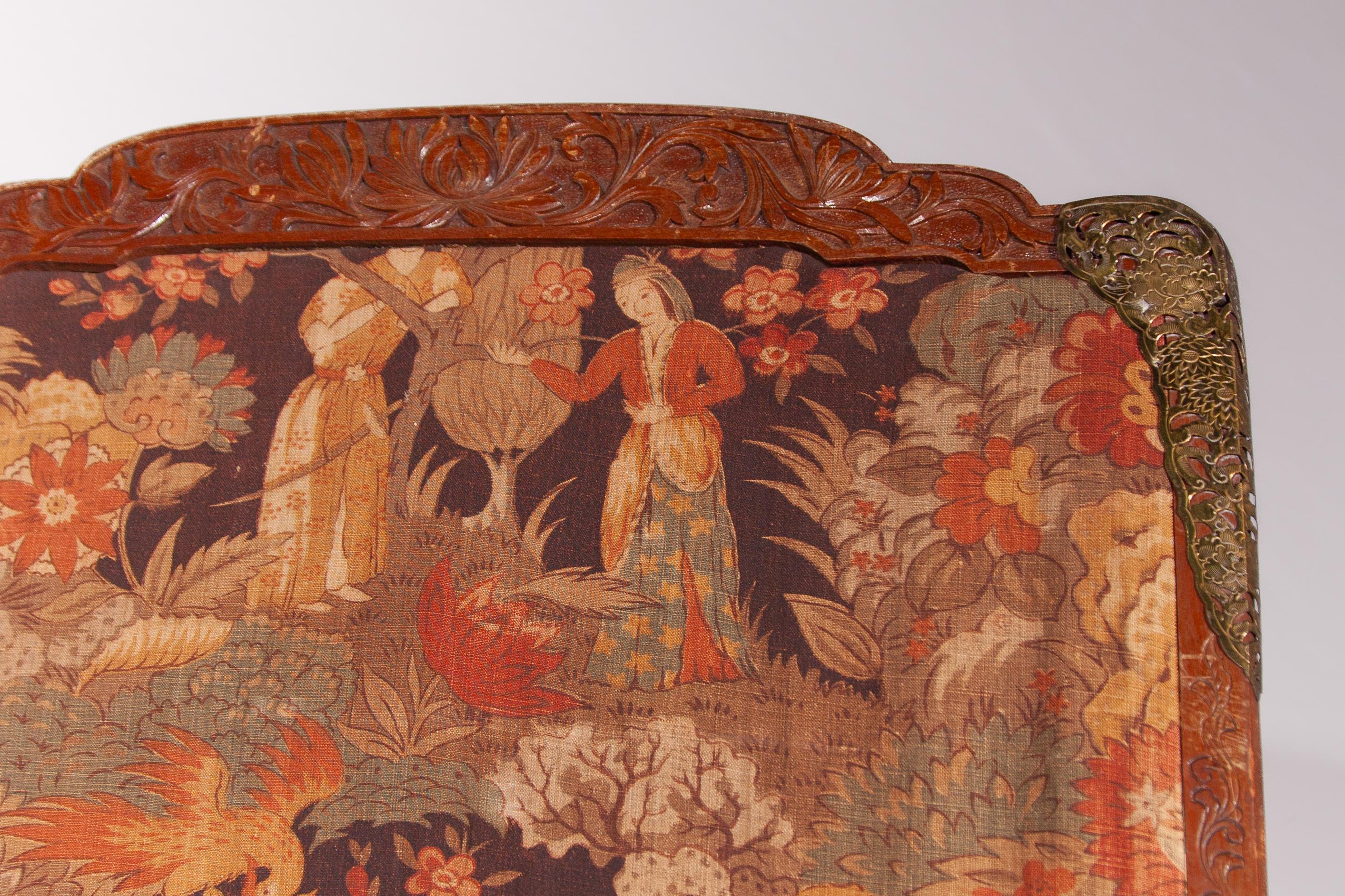 Fait main Paravent victorien à quatre panneaux, séparation de pièces en Wood Wood sculpté, design poétique en tissu en vente